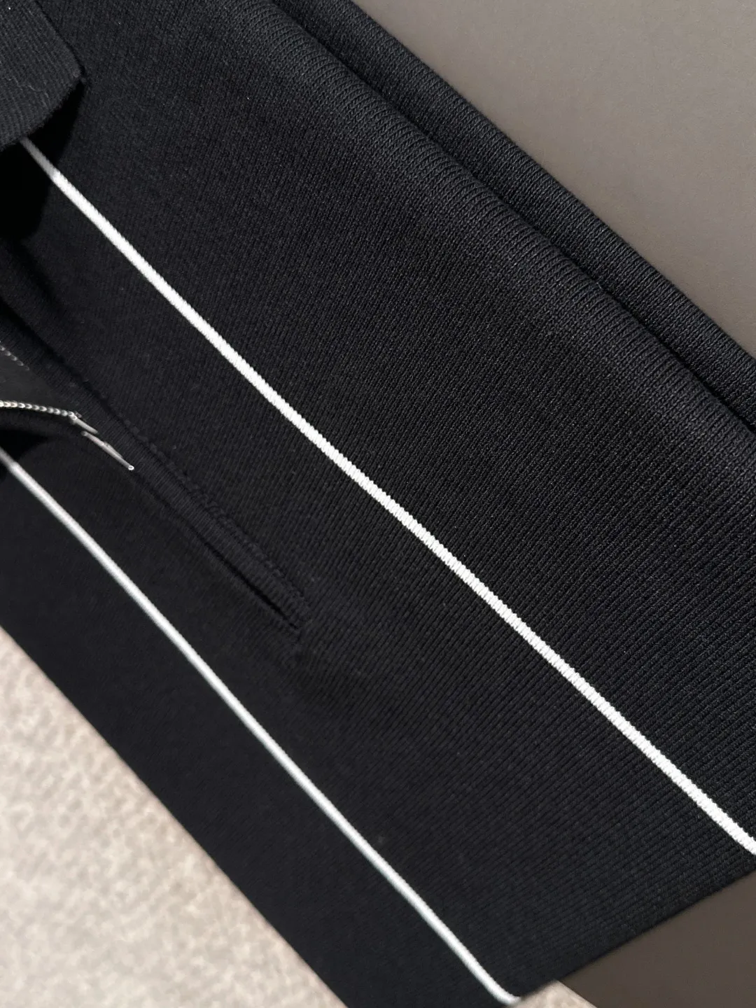 🅿️330 shipped next day. High quality Dior 2025 spring and summer new men's lapel short-sleeved T-shirt. Made of combed cotton yarn knitted cotton fabric. Pure cotton high-weight special yarn. It feels heavy when weighed. The upper body is also more textured than ordinary T-shirts. This texture can cope with the weather easily and is suitable for both hot and cold! The pattern on the chest adopts three-dimensional embroidery technology, and is perfectly produced stitch by stitch with reference to the original version! Loose fit design, looks noble. Size: M to XXXL