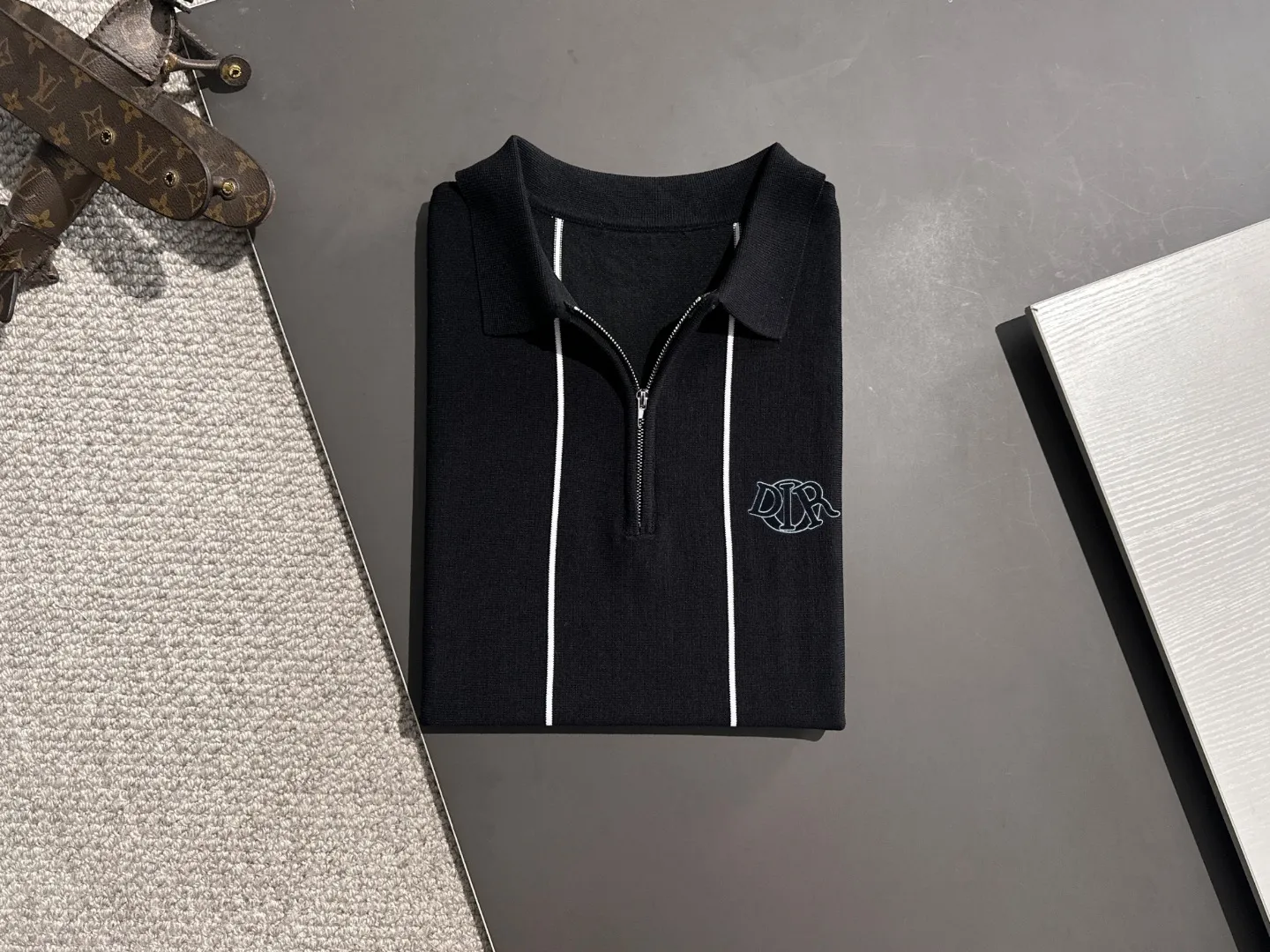 🅿️330 shipped next day. High quality Dior 2025 spring and summer new men's lapel short-sleeved T-shirt. Made of combed cotton yarn knitted cotton fabric. Pure cotton high-weight special yarn. It feels heavy when weighed. The upper body is also more textured than ordinary T-shirts. This texture can cope with the weather easily and is suitable for both hot and cold! The pattern on the chest adopts three-dimensional embroidery technology, and is perfectly produced stitch by stitch with reference to the original version! Loose fit design, looks noble. Size: M to XXXL