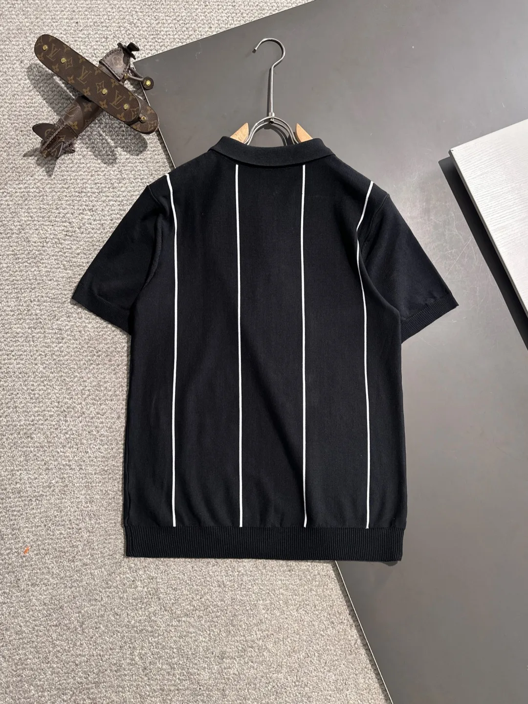 🅿️330 shipped next day. High quality Dior 2025 spring and summer new men's lapel short-sleeved T-shirt. Made of combed cotton yarn knitted cotton fabric. Pure cotton high-weight special yarn. It feels heavy when weighed. The upper body is also more textured than ordinary T-shirts. This texture can cope with the weather easily and is suitable for both hot and cold! The pattern on the chest adopts three-dimensional embroidery technology, and is perfectly produced stitch by stitch with reference to the original version! Loose fit design, looks noble. Size: M to XXXL