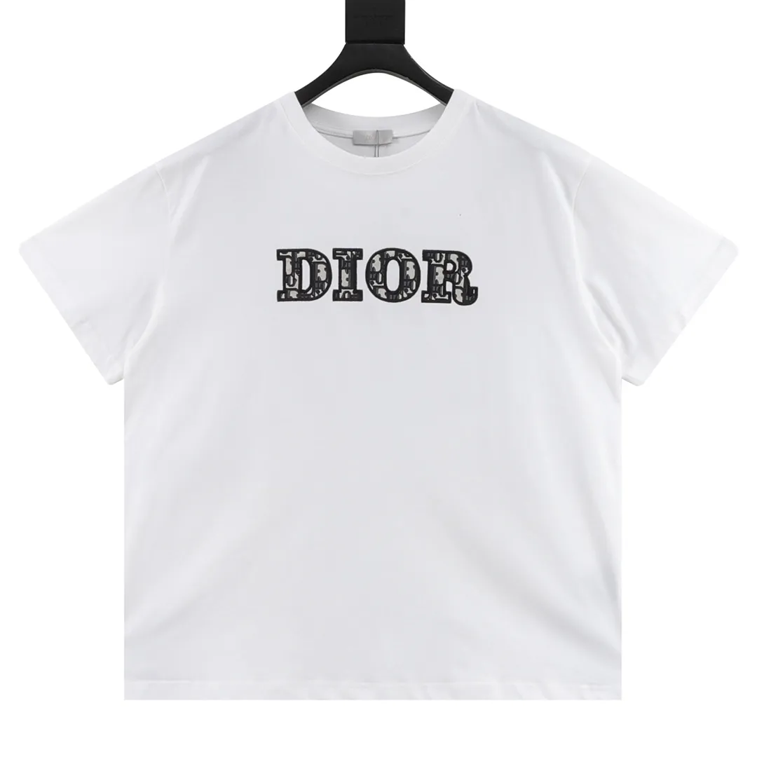 🅿️210 DIOR/Dior presbyopic letter embroidered short-sleeved T-shirt. The simple yet refined OS short T.Oblique splicing design creates a modern trendy look. Knitted cotton fabric is made with advanced knitting micro-density equipment to ensure that the product’s cutting shape and features are both trendy and fashionable. The spliced design of thick cotton Oblique chest embroidered letter logo printed ribbon has a unique retro soft feel, full of street style and more retro flavor, reflecting the perfect design brought by brand fashion. Same style for men and women. size：S-L