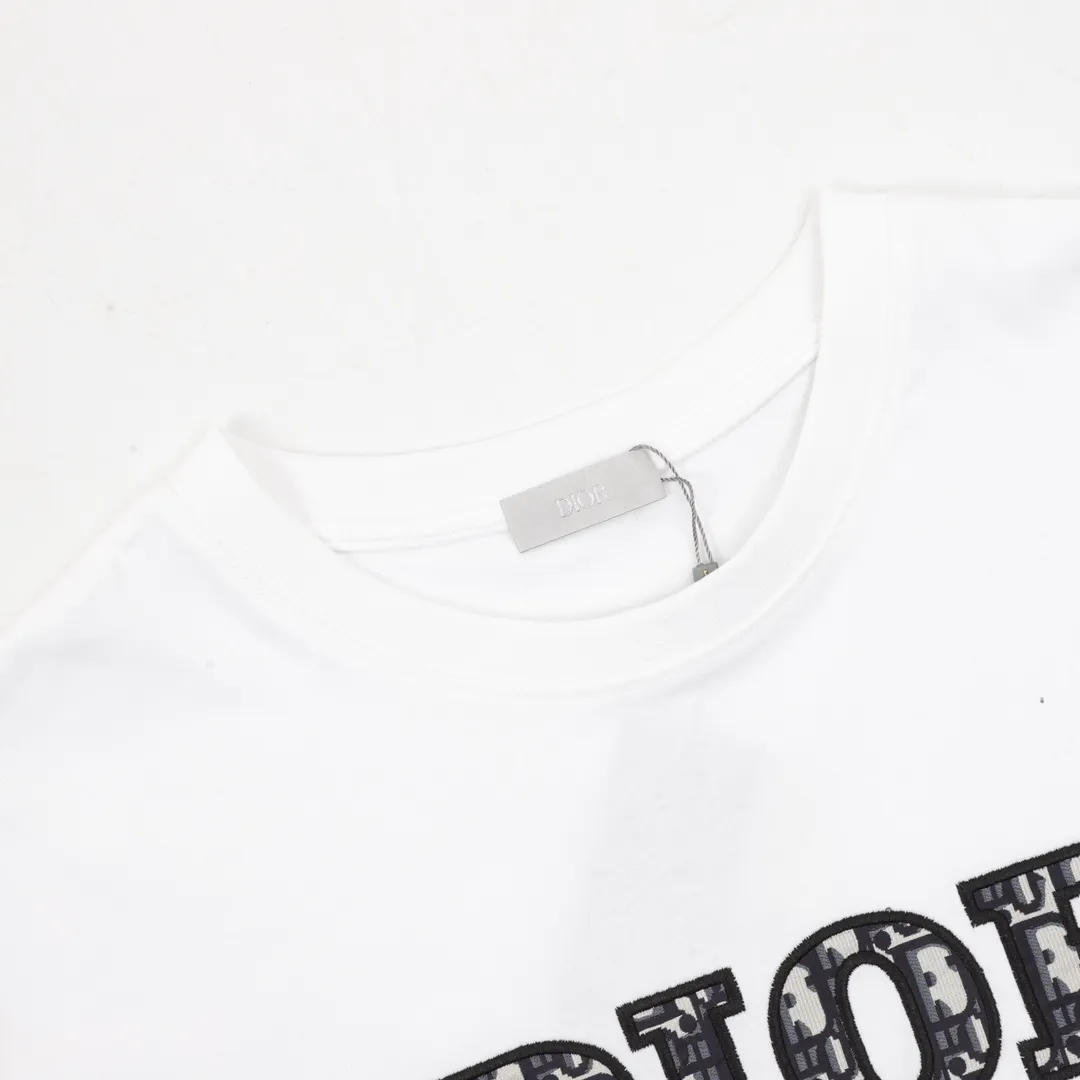 🅿️210 DIOR/Dior presbyopic letter embroidered short-sleeved T-shirt. The simple yet refined OS short T.Oblique splicing design creates a modern trendy look. Knitted cotton fabric is made with advanced knitting micro-density equipment to ensure that the product’s cutting shape and features are both trendy and fashionable. The spliced design of thick cotton Oblique chest embroidered letter logo printed ribbon has a unique retro soft feel, full of street style and more retro flavor, reflecting the perfect design brought by brand fashion. Same style for men and women. size：S-L