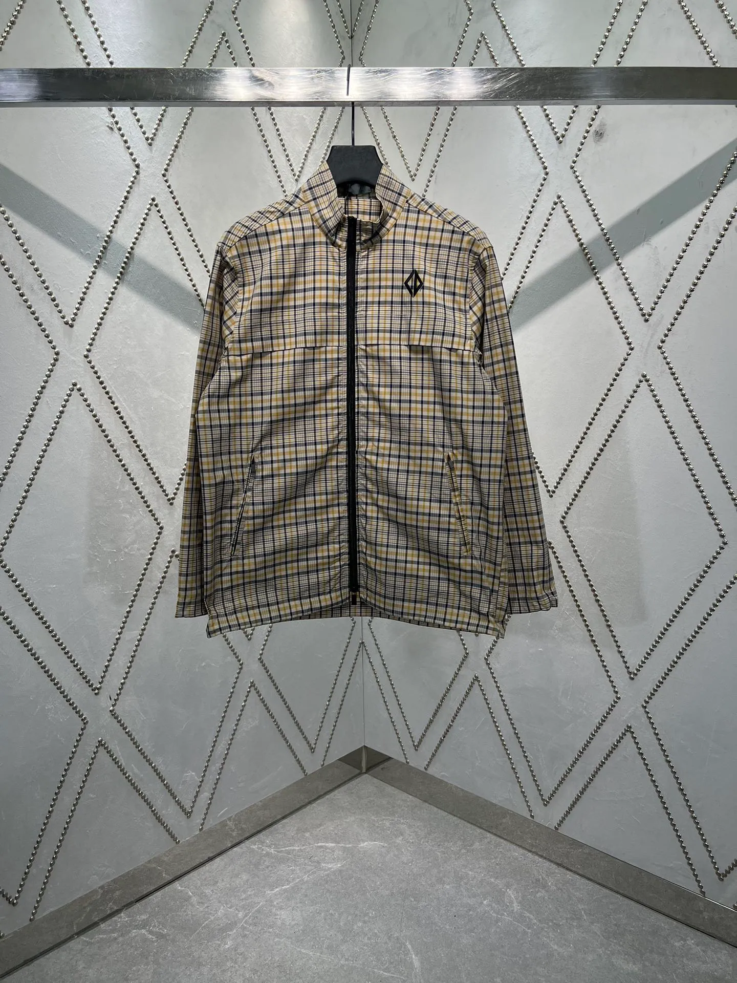 🅿️560 Dior 25ss new zipper shirt reinterprets the classic design to create a fashionable look. Crafted from beige cotton-blend with a beige and navy plaid pattern. Featuring CD Diamond logo on the chest, zip pockets, drawstring hem and cuffs. Easily style it with jeans for a sophisticated look, or style it with the matching shorts for a classic look. Number of yards: 46.48.50.52.