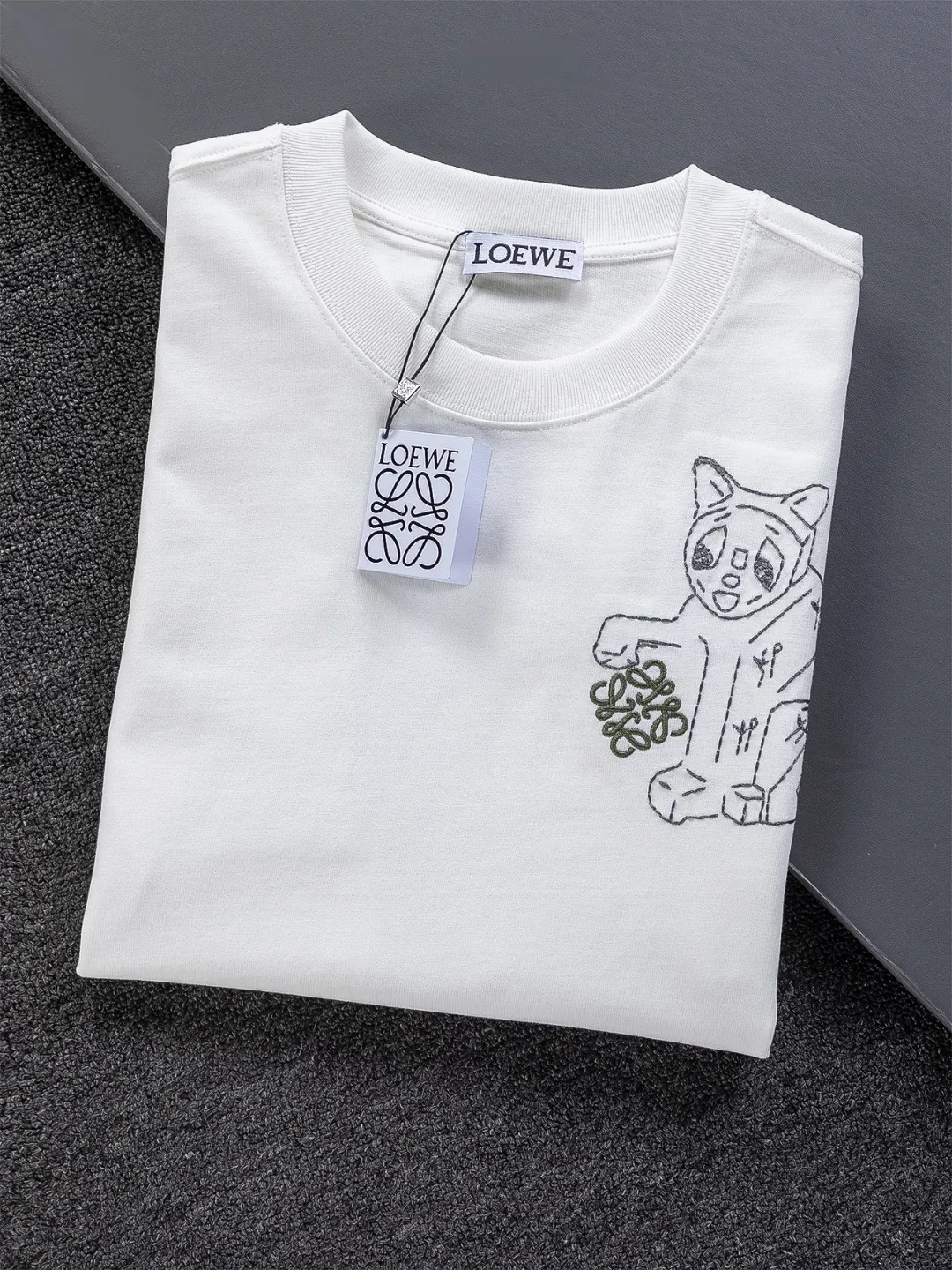 🅿️190 DIOR Dior Dior CD Micro wide version S-XL Dior 26ss official website never fails, permanent boutique LOEWE The cat logo embroidery pattern on the chest is full of details, full of childishness and artistic sense. It is made of 320g high-quality pure cotton, with an S-pattern round neck and topstitching. It is unique. Customized accessories, and the whole body is customized and developed according to the Y board... It has three labels and can control various styles, paying tribute to Dior's historic year! Coupled with the blessing of full-flower cotton material, both the upper body comfort and the existence are unparalleled. It can be said to be a must-have companion in summer. The excellent breathability and comfortable wearing feeling are unparalleled~ Recommended! ! Same style for men and women! Color: Black White Pink Size: S-XL Size chart: S: Shoulder width 50-Bust 56-Length 70 M: Shoulder width 52-Bust 57-Length 72 L: Shoulder width 54-Bust 59-Length 74 XL: Shoulder width 56-Bust 62-Length 76
