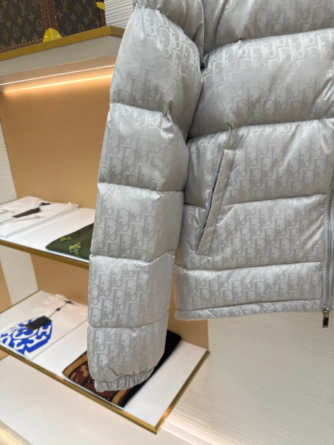 Dior oblique dark pattern old flower stand collar down jacket ●Original version: purchased and developed for 21000 ●Item number: 1680754-C45 ●Fabric: down fabric ●Technology: full-width jacquard production ●Version: fitted version ●Weight: about 1010 grams ●Size: 46-48-50-52-54-56 ●Description: This is a down with ultra-complex craftsmanship. The customization cycle of the fabric is as long as 50 days. Based on the original fabric, laser jacquard makes the whole piece concave and convex, with a stronger three-dimensional effect and a more obvious 3D effect. ✨This fabric has a good hand feel, and the dark pattern presbyopia on it is very low-key. The fabric shows a dark luster and is extremely waterproof! The real texture is more perfect, custom-woven high-density satin nylon material and dark jacquard weave, simple and refreshing, thick and fluffy, super three-proof fabric, waterproof, stain-proof and dust-proof! ✨ Full-width jacquard LOGO, ultra-high-end luxury and style. The handsomeness and eye-catching index of the upper body are absolutely NO. 1. Fully custom-woven jacquard LOGO technology fabric, high-density polyester fiber. It is a new type of heat-insulating and light-weight fabric. It has a light texture, delicate and soft warmth and breathability. Especially the LOGO jacquard produces different light and dark interweaving under different lights! The overall wiring is straight and delicate, the fabric is comfortable and soft, and the color is consistent without color difference. It can be matched with the same style to create a fashionable look and control various occasions. Customized accessories, complete with three standards, same style for men and women!