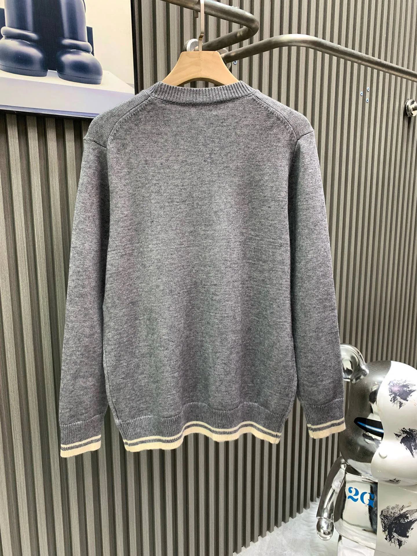 🅿️380 🀄️ DIOR Dior wool pullover with cursive letter embroidery Fabric: Made of 55% cotton wool 45 Xinjiang small cotton This fabric is made of blended fabrics. It is woven on a two-line machine at the same time to make the clothes more three-dimensional. It has a particularly strong feeling and is not easy to pilling, which is the most popular choice among customers. Craftsmanship: The embroidery uses a Behringer embroidery machine. The embroidered letters are clear and three-dimensional, and the lines are detailed. The threads are cut using a 0.05 fine-cut blade to prevent the embroidery threads from joining together. This sweater is a new addition to the 2024 winter men's collection. Showcasing the Cistian Tag embroidery, a fashionable interpretation of the logo. Carefully crafted from gray sheep wool and alpaca blended knitted fabric. Classic fit with comfortable rib details. Fashionable style. Can create a casual everyday look. Cistian Tag embroidered rib crew neck, hem and cuffs.