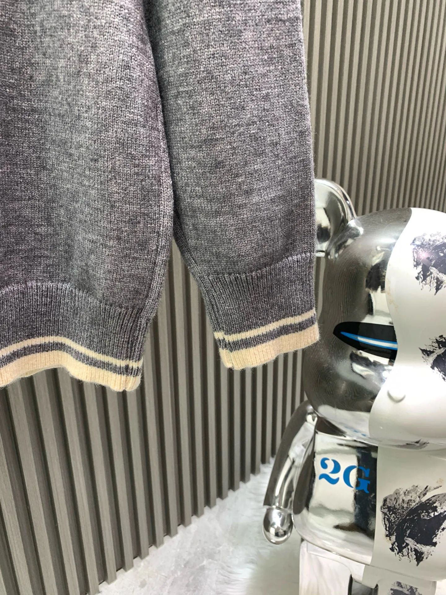 🅿️380 🀄️ DIOR Dior wool pullover with cursive letter embroidery Fabric: Made of 55% cotton wool 45 Xinjiang small cotton This fabric is made of blended fabrics. It is woven on a two-line machine at the same time to make the clothes more three-dimensional. It has a particularly strong feeling and is not easy to pilling, which is the most popular choice among customers. Craftsmanship: The embroidery uses a Behringer embroidery machine. The embroidered letters are clear and three-dimensional, and the lines are detailed. The threads are cut using a 0.05 fine-cut blade to prevent the embroidery threads from joining together. This sweater is a new addition to the 2024 winter men's collection. Showcasing the Cistian Tag embroidery, a fashionable interpretation of the logo. Carefully crafted from gray sheep wool and alpaca blended knitted fabric. Classic fit with comfortable rib details. Fashionable style. Can create a casual everyday look. Cistian Tag embroidered rib crew neck, hem and cuffs.