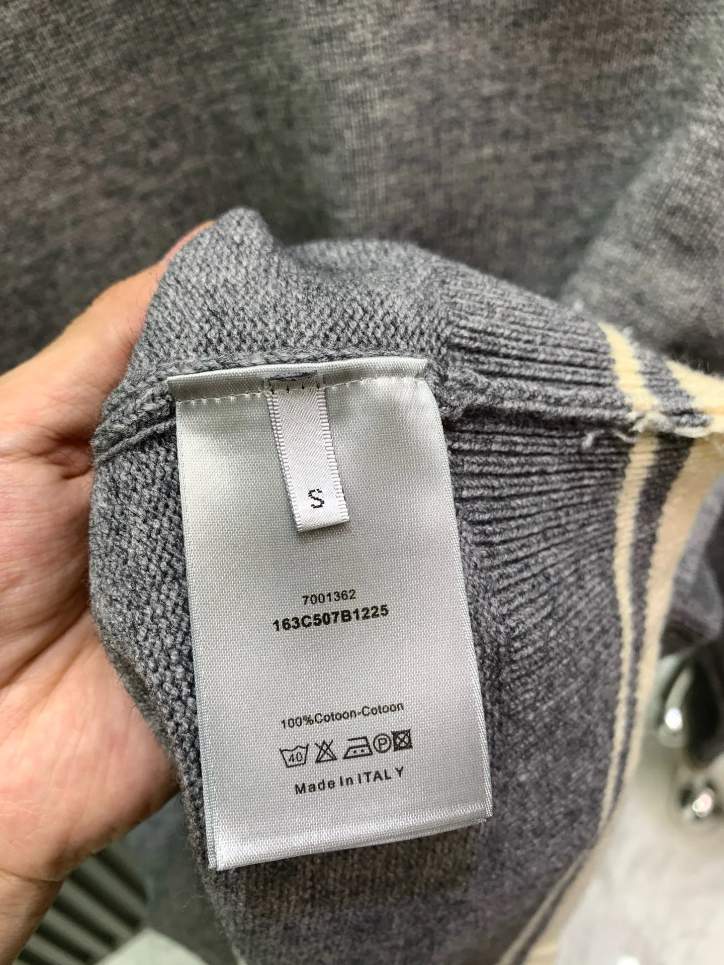 🅿️380 🀄️ DIOR Dior wool pullover with cursive letter embroidery Fabric: Made of 55% cotton wool 45 Xinjiang small cotton This fabric is made of blended fabrics. It is woven on a two-line machine at the same time to make the clothes more three-dimensional. It has a particularly strong feeling and is not easy to pilling, which is the most popular choice among customers. Craftsmanship: The embroidery uses a Behringer embroidery machine. The embroidered letters are clear and three-dimensional, and the lines are detailed. The threads are cut using a 0.05 fine-cut blade to prevent the embroidery threads from joining together. This sweater is a new addition to the 2024 winter men's collection. Showcasing the Cistian Tag embroidery, a fashionable interpretation of the logo. Carefully crafted from gray sheep wool and alpaca blended knitted fabric. Classic fit with comfortable rib details. Fashionable style. Can create a casual everyday look. Cistian Tag embroidered rib crew neck, hem and cuffs.