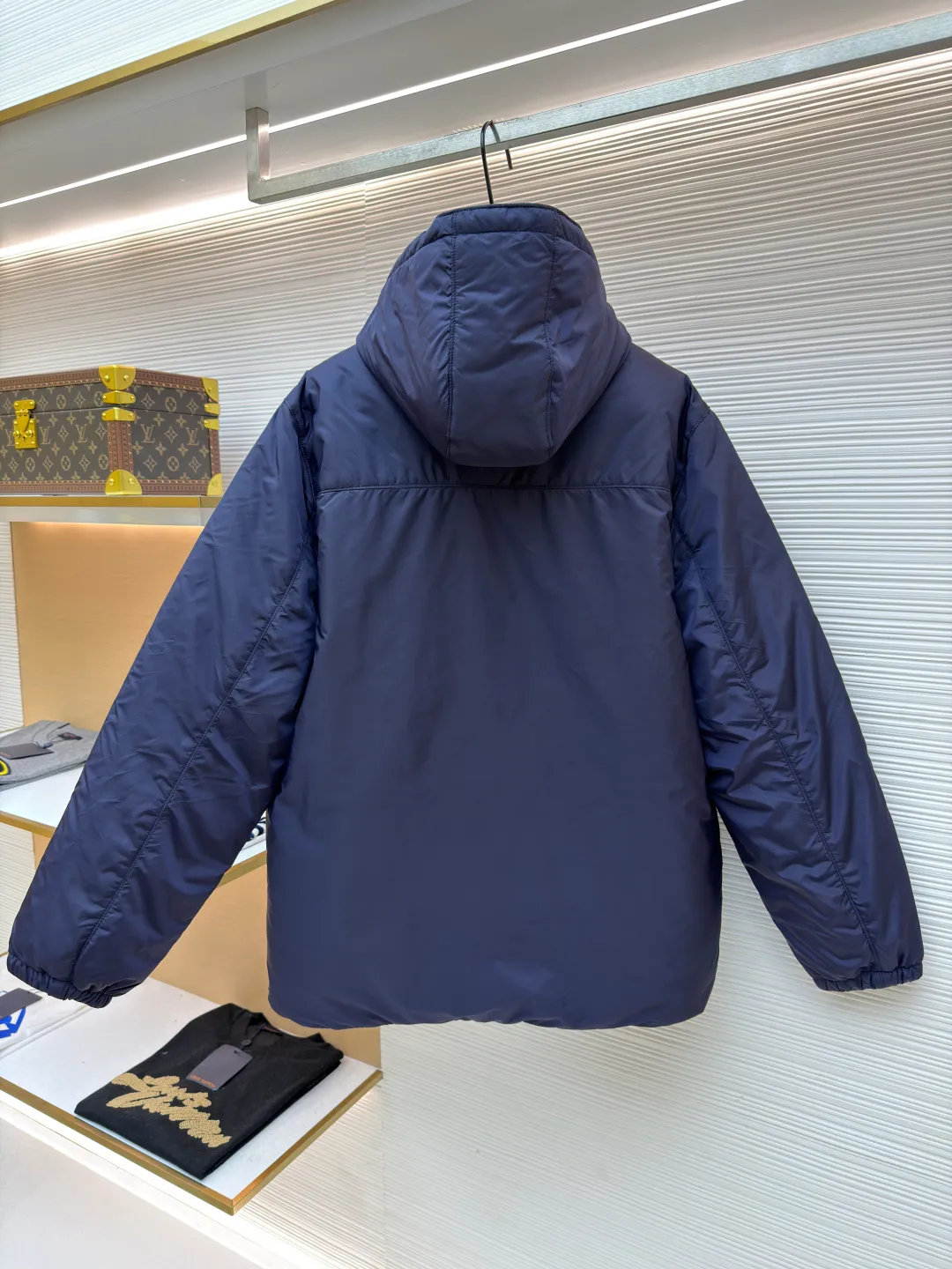 Prada triangle logo down jacket [Messi's same style] ●Original version: purchased and developed by 14606 ●Item number: 1681657-D35 ●Fabric: white duck down fabric ●Technology: mechanical down filling ●Color: navy blue ●Version: fitted version ●Weight: about 715 grams ●Size: 46-48-50-52 ●Description: The brand's iconic regenerated nylon fabric is selected, which has the same performance as traditional nylon and has high strength, tear resistance, wear resistance and other characteristics. It is lightweight and waterproof, suitable for various scenarios. It is anti-wrinkle and quick-drying and is easy to care for and maintain on a daily basis. It pays attention to details, such as the collar, cuffs and hem are carefully cut and sewn to ensure that the entire down jacket looks exquisite and stylish. Brand logo: The triangle logo on the chest is cleverly integrated into Prada's brand elements to enhance brand recognition. It uses 90 white duck down with a fill power of 220g to ensure excellent thermal insulation performance. After the velvet has been strictly screened and processed, it is not easy to get rid of the velvet. Pay equal attention to practicality and beauty: not only focusing on beautiful design, but also emphasizing practicality to ensure that the wearer can feel warm and comfortable while enjoying fashion. The overall wiring is straight and delicate, the fabric is comfortable and soft, and the color is consistent without color difference. It can be matched with the same style to create a fashionable look and control various occasions. Customized accessories, complete with three standards, same style for men and women!