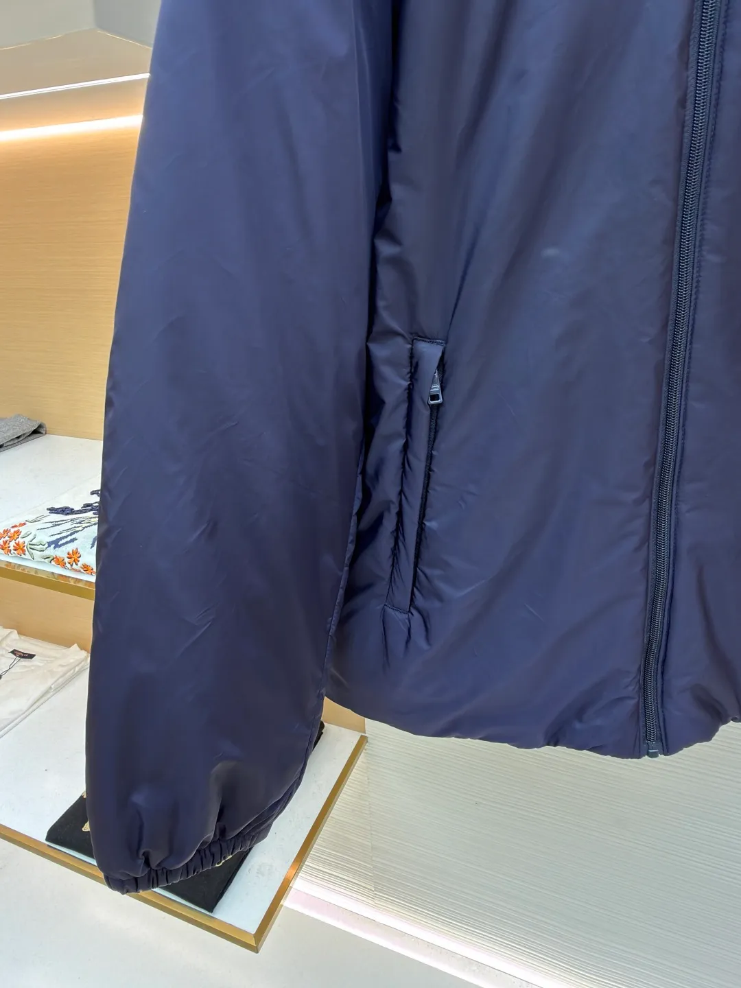 Prada triangle logo down jacket [Messi's same style] ●Original version: purchased and developed by 14606 ●Item number: 1681657-D35 ●Fabric: white duck down fabric ●Technology: mechanical down filling ●Color: navy blue ●Version: fitted version ●Weight: about 715 grams ●Size: 46-48-50-52 ●Description: The brand's iconic regenerated nylon fabric is selected, which has the same performance as traditional nylon and has high strength, tear resistance, wear resistance and other characteristics. It is lightweight and waterproof, suitable for various scenarios. It is anti-wrinkle and quick-drying and is easy to care for and maintain on a daily basis. It pays attention to details, such as the collar, cuffs and hem are carefully cut and sewn to ensure that the entire down jacket looks exquisite and stylish. Brand logo: The triangle logo on the chest is cleverly integrated into Prada's brand elements to enhance brand recognition. It uses 90 white duck down with a fill power of 220g to ensure excellent thermal insulation performance. After the velvet has been strictly screened and processed, it is not easy to get rid of the velvet. Pay equal attention to practicality and beauty: not only focusing on beautiful design, but also emphasizing practicality to ensure that the wearer can feel warm and comfortable while enjoying fashion. The overall wiring is straight and delicate, the fabric is comfortable and soft, and the color is consistent without color difference. It can be matched with the same style to create a fashionable look and control various occasions. Customized accessories, complete with three standards, same style for men and women!