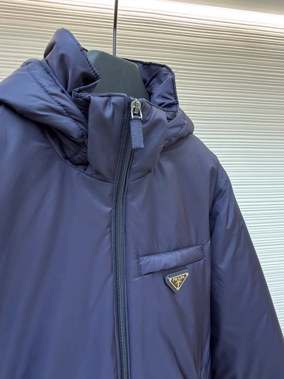 Prada triangle logo down jacket [Messi's same style] ●Original version: purchased and developed by 14606 ●Item number: 1681657-D35 ●Fabric: white duck down fabric ●Technology: mechanical down filling ●Color: navy blue ●Version: fitted version ●Weight: about 715 grams ●Size: 46-48-50-52 ●Description: The brand's iconic regenerated nylon fabric is selected, which has the same performance as traditional nylon and has high strength, tear resistance, wear resistance and other characteristics. It is lightweight and waterproof, suitable for various scenarios. It is anti-wrinkle and quick-drying and is easy to care for and maintain on a daily basis. It pays attention to details, such as the collar, cuffs and hem are carefully cut and sewn to ensure that the entire down jacket looks exquisite and stylish. Brand logo: The triangle logo on the chest is cleverly integrated into Prada's brand elements to enhance brand recognition. It uses 90 white duck down with a fill power of 220g to ensure excellent thermal insulation performance. After the velvet has been strictly screened and processed, it is not easy to get rid of the velvet. Pay equal attention to practicality and beauty: not only focusing on beautiful design, but also emphasizing practicality to ensure that the wearer can feel warm and comfortable while enjoying fashion. The overall wiring is straight and delicate, the fabric is comfortable and soft, and the color is consistent without color difference. It can be matched with the same style to create a fashionable look and control various occasions. Customized accessories, complete with three standards, same style for men and women!
