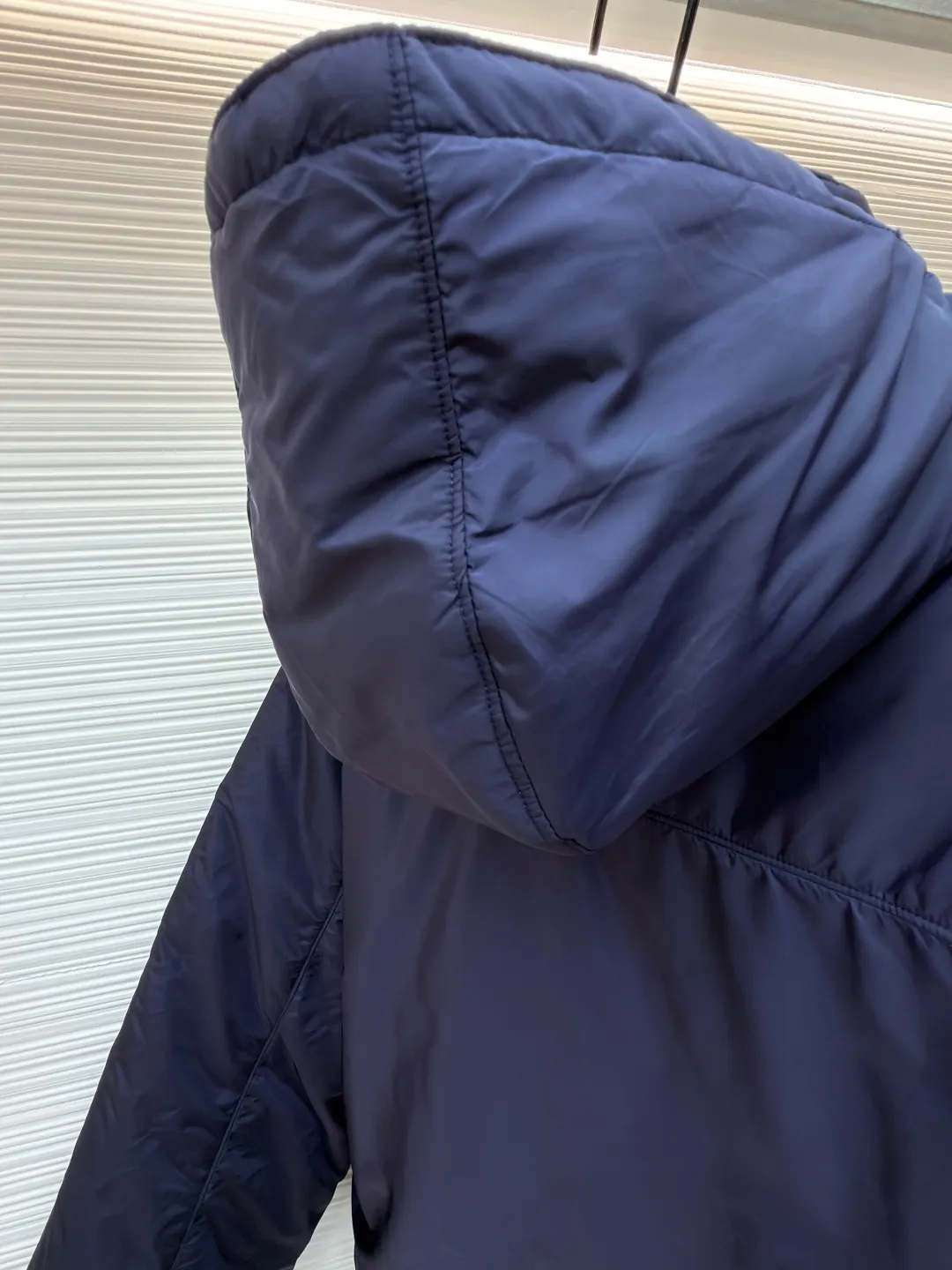 Prada triangle logo down jacket [Messi's same style] ●Original version: purchased and developed by 14606 ●Item number: 1681657-D35 ●Fabric: white duck down fabric ●Technology: mechanical down filling ●Color: navy blue ●Version: fitted version ●Weight: about 715 grams ●Size: 46-48-50-52 ●Description: The brand's iconic regenerated nylon fabric is selected, which has the same performance as traditional nylon and has high strength, tear resistance, wear resistance and other characteristics. It is lightweight and waterproof, suitable for various scenarios. It is anti-wrinkle and quick-drying and is easy to care for and maintain on a daily basis. It pays attention to details, such as the collar, cuffs and hem are carefully cut and sewn to ensure that the entire down jacket looks exquisite and stylish. Brand logo: The triangle logo on the chest is cleverly integrated into Prada's brand elements to enhance brand recognition. It uses 90 white duck down with a fill power of 220g to ensure excellent thermal insulation performance. After the velvet has been strictly screened and processed, it is not easy to get rid of the velvet. Pay equal attention to practicality and beauty: not only focusing on beautiful design, but also emphasizing practicality to ensure that the wearer can feel warm and comfortable while enjoying fashion. The overall wiring is straight and delicate, the fabric is comfortable and soft, and the color is consistent without color difference. It can be matched with the same style to create a fashionable look and control various occasions. Customized accessories, complete with three standards, same style for men and women!
