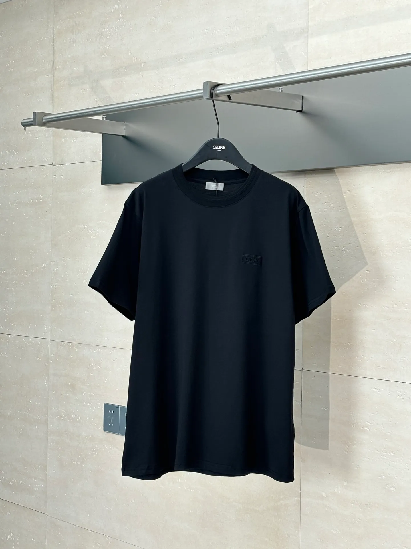 🅿️260 Dio*/Dior 25Ss new chest logo cotton embroidered short-sleeved T-shirt. Made of 26-count combed super cool cotton and jacquard ribbing. It feels as delicate and soft as satin, comfortable and close to the skin. The Dior lcons logo is decorated on the chest to enhance the style. The end of the outfit is minimalist. The simplest black T-shirt is the most touching. It uses imported machine embroidery technology and uses advanced computer control systems and precision mechanical components. Achieve precise and efficient embroidery work with high precision and smooth and delicate lines Size: S/M/L/XL
