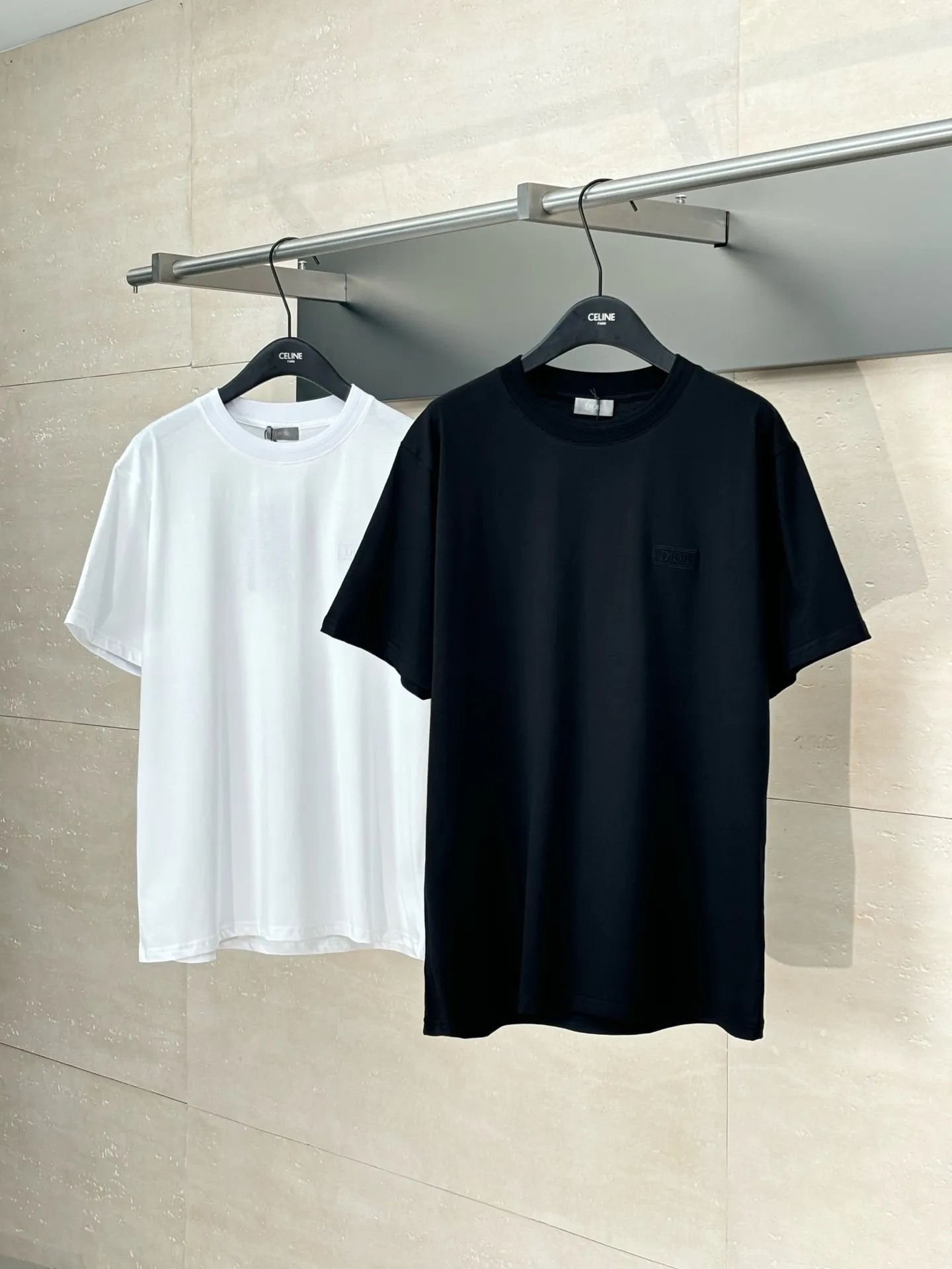 🅿️260 Dio*/Dior 25Ss new chest logo cotton embroidered short-sleeved T-shirt. Made of 26-count combed super cool cotton and jacquard ribbing. It feels as delicate and soft as satin, comfortable and close to the skin. The Dior lcons logo is decorated on the chest to enhance the style. The end of the outfit is minimalist. The simplest black T-shirt is the most touching. It uses imported machine embroidery technology and uses advanced computer control systems and precision mechanical components. Achieve precise and efficient embroidery work with high precision and smooth and delicate lines Size: S/M/L/XL