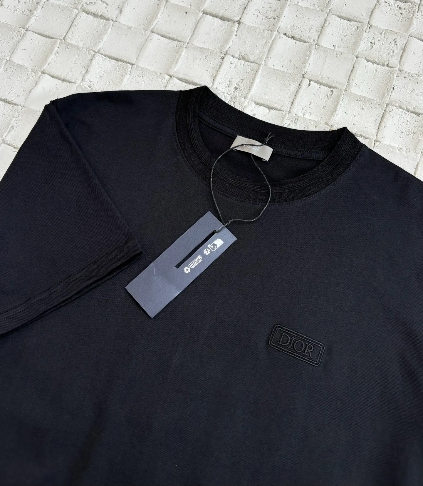 🅿️260 Dio*/Dior 25Ss new chest logo cotton embroidered short-sleeved T-shirt. Made of 26-count combed super cool cotton and jacquard ribbing. It feels as delicate and soft as satin, comfortable and close to the skin. The Dior lcons logo is decorated on the chest to enhance the style. The end of the outfit is minimalist. The simplest black T-shirt is the most touching. It uses imported machine embroidery technology and uses advanced computer control systems and precision mechanical components. Achieve precise and efficient embroidery work with high precision and smooth and delicate lines Size: S/M/L/XL