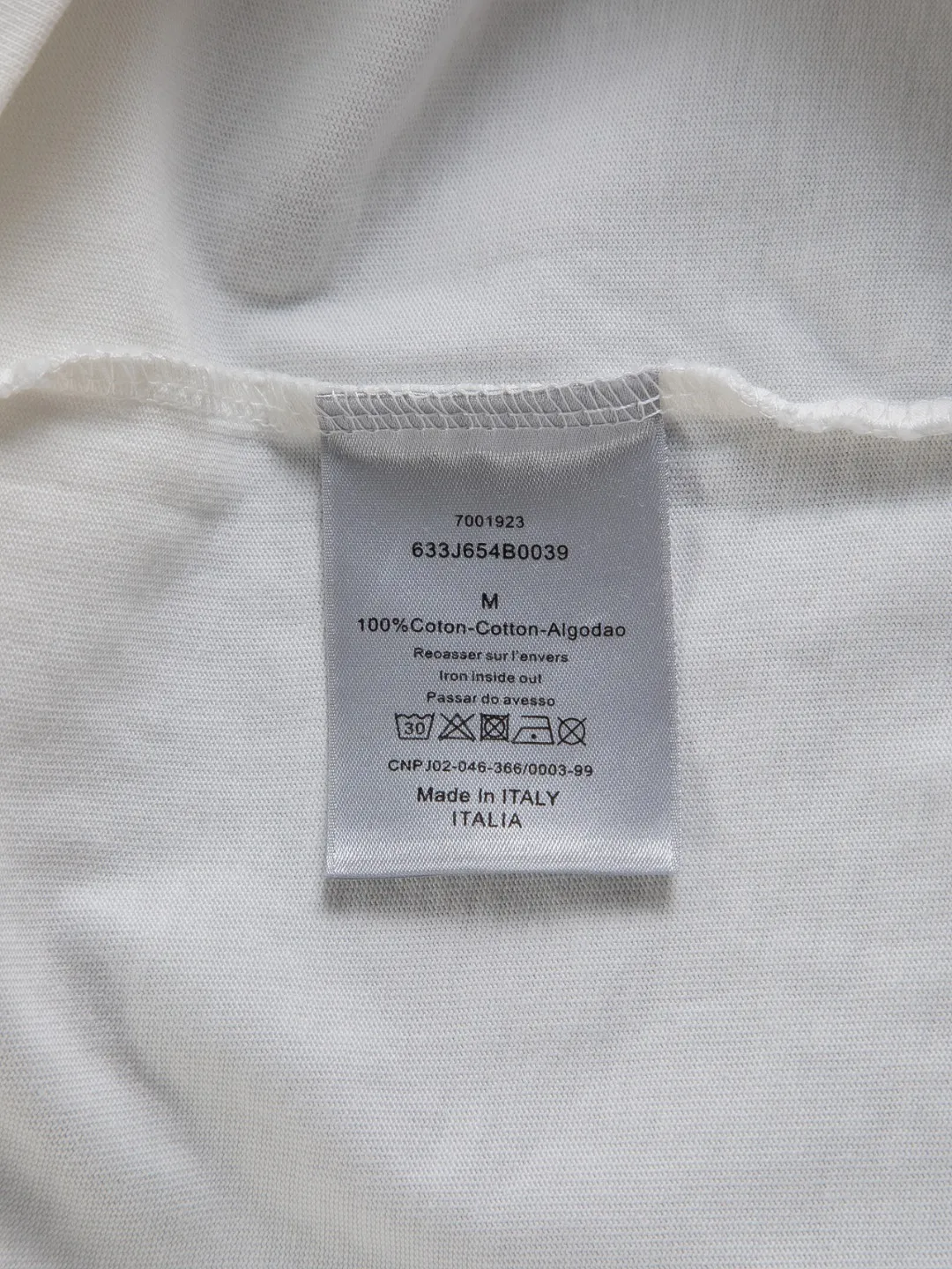 🅿️210 Dior CD dior micro wide version S-XL CD 25SS New product official website for sale simultaneously Simple letters on the chest 🪡 Embroidered logo pattern As the leader in the luxury world, the D family is well-deserved. The first thing that catches the eye is the loose and comfortable black and white solid color version of the piece we are going to talk about today. The ribbed round collar has become the best modification of its version, and the D family has the upper body LOGO listed on the front, and the unique embroidery design of the letter logo patch highlights the texture! The most traditional modification method combined with the simplest color scale contrast forms the strongest and direct contrast, and this is often the most concise and clear minimalist modification method~~A nostalgic classic atmosphere also spreads in this work inadvertently! ! Featuring a distinctive 47 logo patch embroidery on the front, a unique tribute to Dior's historic year! Coupled with the blessing of 320 grams of cotton material, both the upper body comfort and the existence are unparalleled. It can be said to be a must-have companion in summer. The excellent breathability and comfortable wearing feeling are unparalleled~ Recommended! ! Color: Black White Two-tone Size: S-XL Size chart: S: Shoulder width 55-Bust 56-Length 71.5 M: Shoulder width 56.5-Bust 58-Length 73 L: Shoulder width 58-Bust 60-Length 74.5 XL: Shoulder width 59.5-Bust 62-Length 76