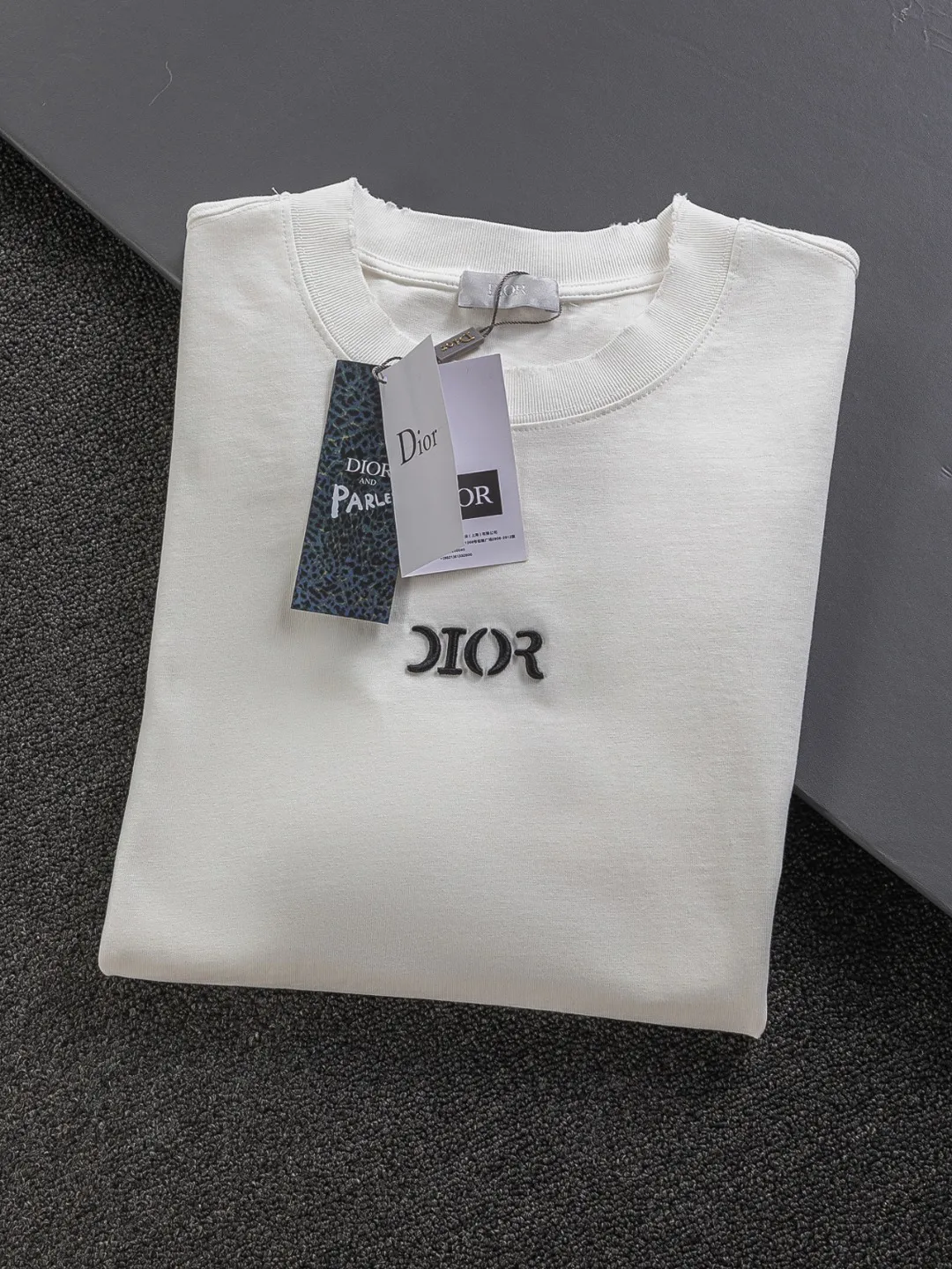 🅿️210 Dior CD dior micro wide version S-XL CD 25SS New product official website for sale simultaneously Simple letters on the chest 🪡 Embroidered logo pattern As the leader in the luxury world, the D family is well-deserved. The first thing that catches the eye is the loose and comfortable black and white solid color version of the piece we are going to talk about today. The ribbed round collar has become the best modification of its version, and the D family has the upper body LOGO listed on the front, and the unique embroidery design of the letter logo patch highlights the texture! The most traditional modification method combined with the simplest color scale contrast forms the strongest and direct contrast, and this is often the most concise and clear minimalist modification method~~A nostalgic classic atmosphere also spreads in this work inadvertently! ! Featuring a distinctive 47 logo patch embroidery on the front, a unique tribute to Dior's historic year! Coupled with the blessing of 320 grams of cotton material, both the upper body comfort and the existence are unparalleled. It can be said to be a must-have companion in summer. The excellent breathability and comfortable wearing feeling are unparalleled~ Recommended! ! Color: Black White Two-tone Size: S-XL Size chart: S: Shoulder width 55-Bust 56-Length 71.5 M: Shoulder width 56.5-Bust 58-Length 73 L: Shoulder width 58-Bust 60-Length 74.5 XL: Shoulder width 59.5-Bust 62-Length 76