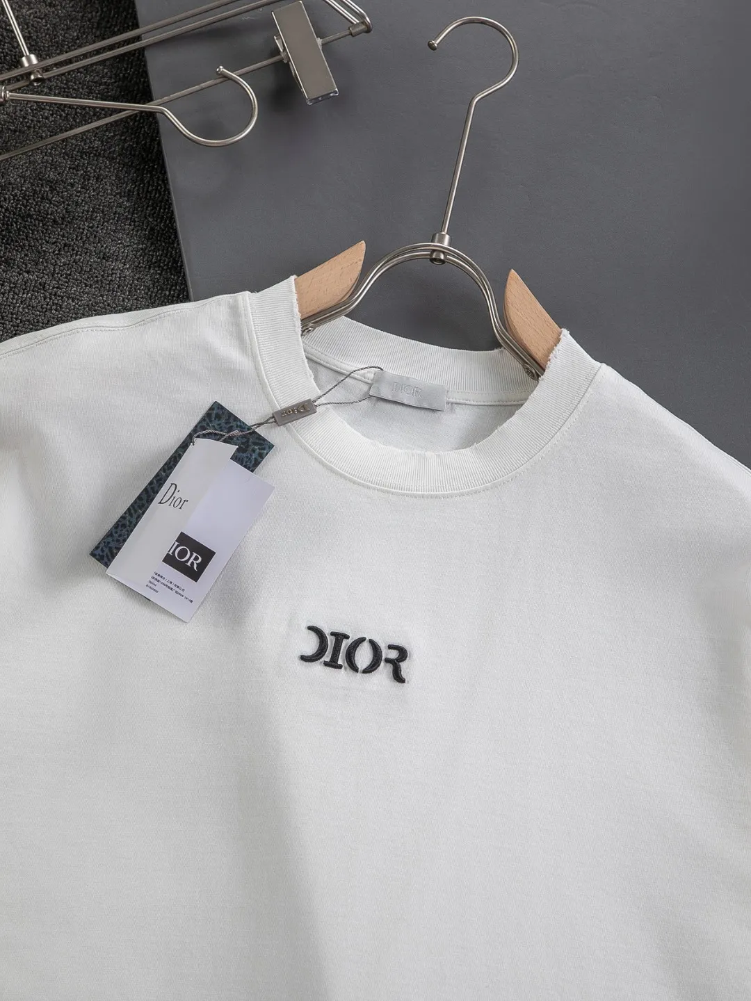 🅿️210 Dior CD dior micro wide version S-XL CD 25SS New product official website for sale simultaneously Simple letters on the chest 🪡 Embroidered logo pattern As the leader in the luxury world, the D family is well-deserved. The first thing that catches the eye is the loose and comfortable black and white solid color version of the piece we are going to talk about today. The ribbed round collar has become the best modification of its version, and the D family has the upper body LOGO listed on the front, and the unique embroidery design of the letter logo patch highlights the texture! The most traditional modification method combined with the simplest color scale contrast forms the strongest and direct contrast, and this is often the most concise and clear minimalist modification method~~A nostalgic classic atmosphere also spreads in this work inadvertently! ! Featuring a distinctive 47 logo patch embroidery on the front, a unique tribute to Dior's historic year! Coupled with the blessing of 320 grams of cotton material, both the upper body comfort and the existence are unparalleled. It can be said to be a must-have companion in summer. The excellent breathability and comfortable wearing feeling are unparalleled~ Recommended! ! Color: Black White Two-tone Size: S-XL Size chart: S: Shoulder width 55-Bust 56-Length 71.5 M: Shoulder width 56.5-Bust 58-Length 73 L: Shoulder width 58-Bust 60-Length 74.5 XL: Shoulder width 59.5-Bust 62-Length 76