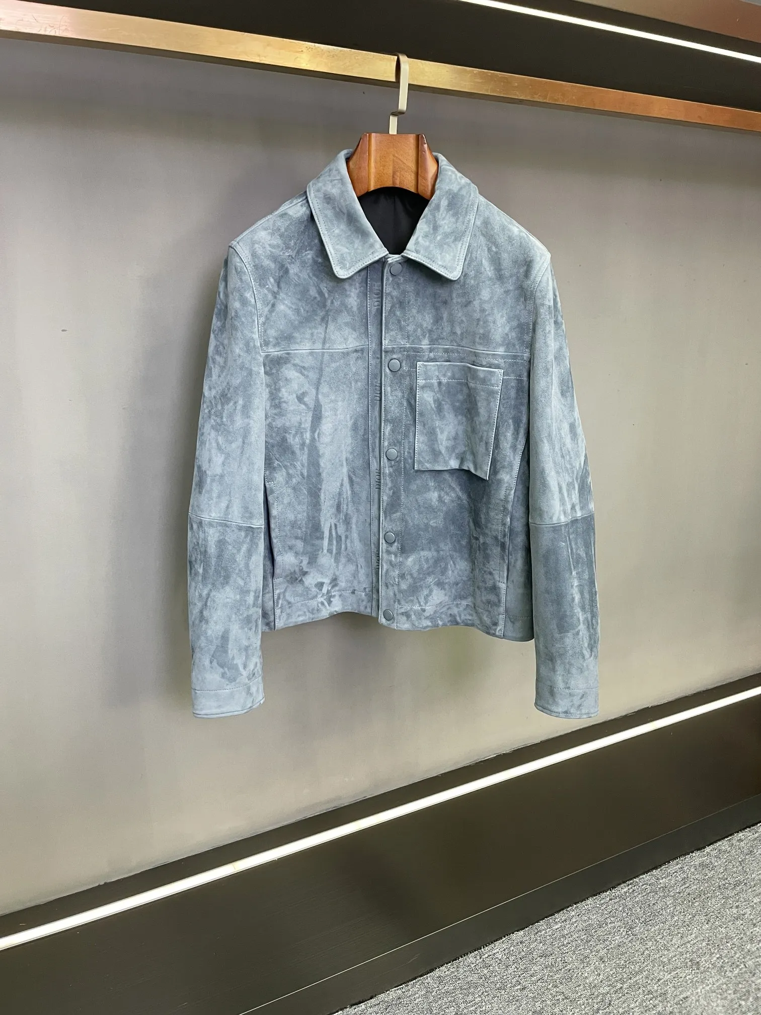 🅿️3200 DIOR Dior's new 2025 autumn and winter men's sheepskin jacket unlocks a new realm of fashion. On the fashion stage, Dior has always been synonymous with pioneers. This season, Dior's new 2025 autumn and winter men's sheepskin jacket makes a shocking debut. It is not only a piece of clothing, but also the crystallization of art and craftsmanship, demonstrating extraordinary taste and style.   This jacket is made of sheepskin imported from New Zealand. Its delicate texture and excellent quality are amazing. The unique texture and softness of sheepskin give the jacket an unparalleled wearing experience. Every touch is like an intimate dialogue with nature, warm and comfortable.   In the choice of color, khaki exudes low-key and calm charm, easily creating a gentleman-like elegance, which can be easily controlled whether it is a business occasion or a casual gathering, showing the mature charm of men; blue is full of depth and mystery, providing a unique choice for men who pursue individuality, showing a unique fashion attitude in the crowd, making people unforgettable.   The design of the placket is the finishing touch. The DIOR logo embossed on the leather strip runs through the upper and lower parts, which is simple and eye-catching. It not only shows the classic elements of the brand, but also has a sense of fashion. Every time it is opened and closed, it is a manifestation of the brand spirit. The DIOR jacquard lining inside, with its delicate texture and exquisite patterns, inadvertently reveals a luxurious texture. Even the wearer himself can feel this unique nobility every time he wears it.   Dior's new 2025 autumn and winter men's sheepskin jacket uses exquisite craftsmanship and unique design to create a quality and fashionable outfit choice for men, making it a fashion item not to be missed this autumn and winter.  Code number: 48-56