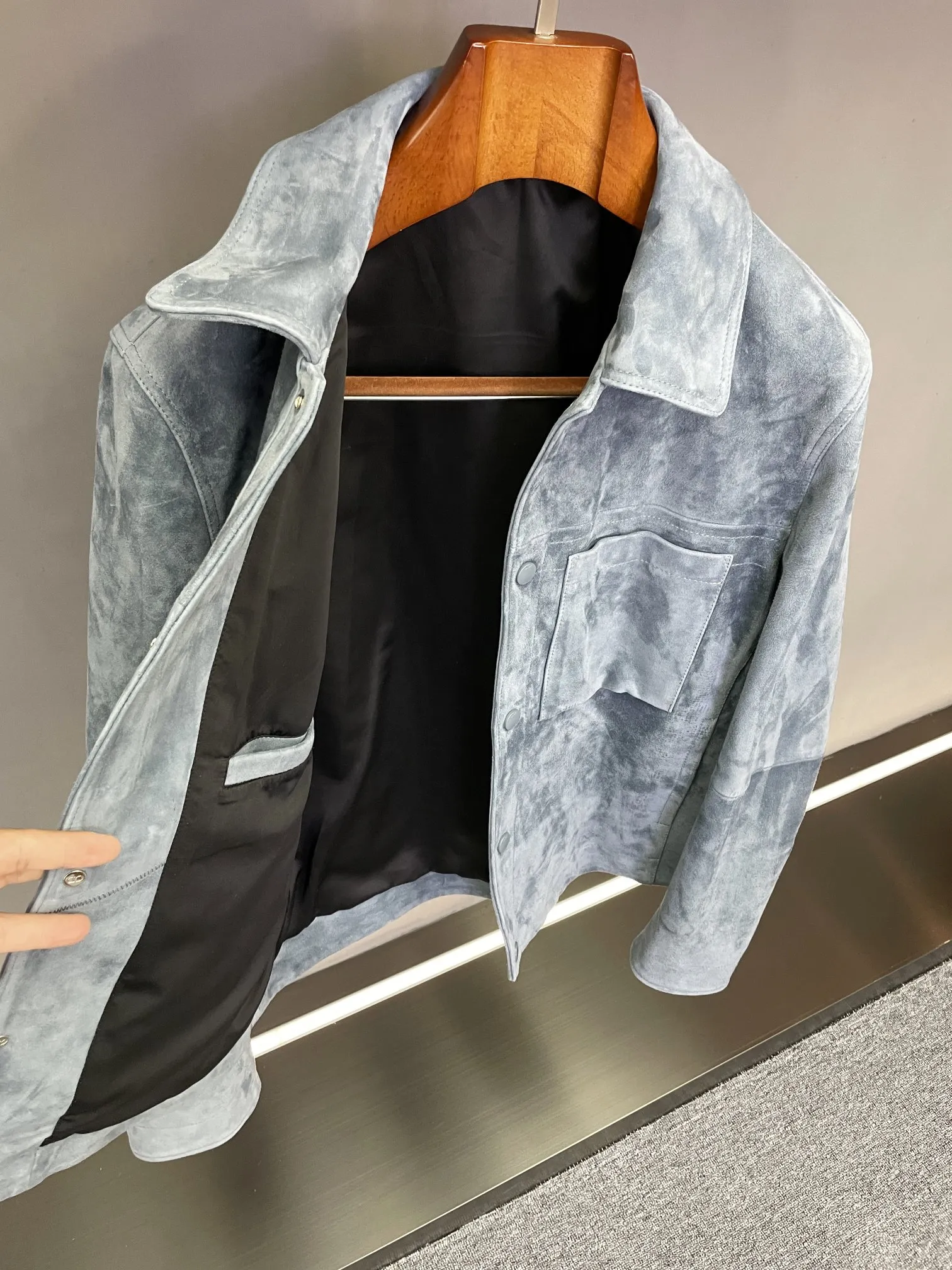 🅿️3200 DIOR Dior's new 2025 autumn and winter men's sheepskin jacket unlocks a new realm of fashion. On the fashion stage, Dior has always been synonymous with pioneers. This season, Dior's new 2025 autumn and winter men's sheepskin jacket makes a shocking debut. It is not only a piece of clothing, but also the crystallization of art and craftsmanship, demonstrating extraordinary taste and style.   This jacket is made of sheepskin imported from New Zealand. Its delicate texture and excellent quality are amazing. The unique texture and softness of sheepskin give the jacket an unparalleled wearing experience. Every touch is like an intimate dialogue with nature, warm and comfortable.   In the choice of color, khaki exudes low-key and calm charm, easily creating a gentleman-like elegance, which can be easily controlled whether it is a business occasion or a casual gathering, showing the mature charm of men; blue is full of depth and mystery, providing a unique choice for men who pursue individuality, showing a unique fashion attitude in the crowd, making people unforgettable.   The design of the placket is the finishing touch. The DIOR logo embossed on the leather strip runs through the upper and lower parts, which is simple and eye-catching. It not only shows the classic elements of the brand, but also has a sense of fashion. Every time it is opened and closed, it is a manifestation of the brand spirit. The DIOR jacquard lining inside, with its delicate texture and exquisite patterns, inadvertently reveals a luxurious texture. Even the wearer himself can feel this unique nobility every time he wears it.   Dior's new 2025 autumn and winter men's sheepskin jacket uses exquisite craftsmanship and unique design to create a quality and fashionable outfit choice for men, making it a fashion item not to be missed this autumn and winter.  Code number: 48-56