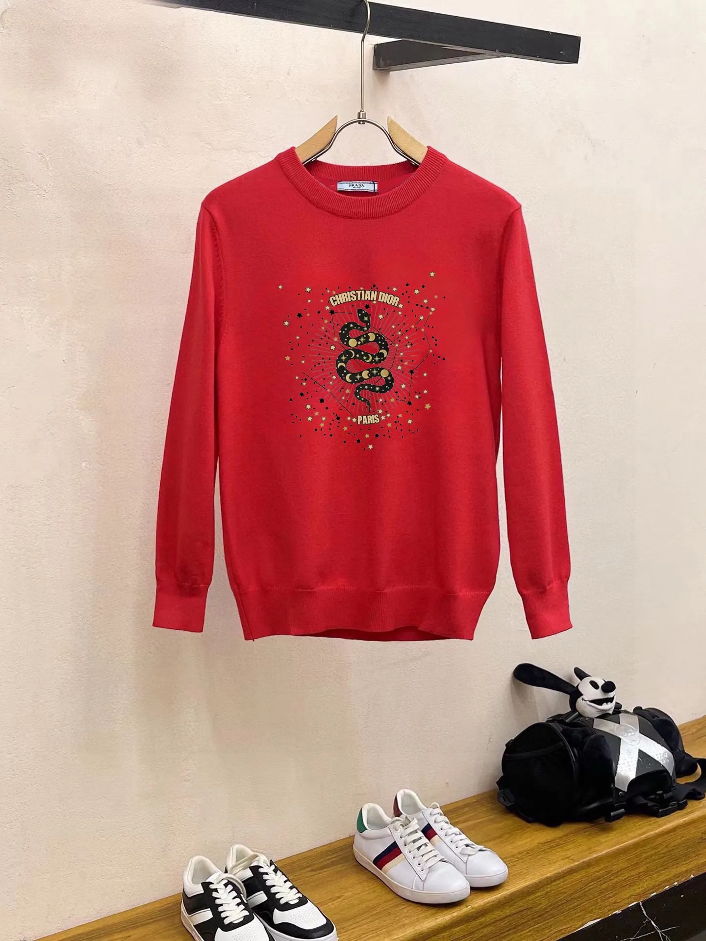 🅿️240 【DIOR】Autumn and winter classic round neck pullover sweater, in full condition! ! ! Wool blended fabric, the latest model in 2025, golden ratio! ! Slim-fitting soft gold, versatile and practical item, the combination and practicality are extremely powerful, simple and elegant, and classy! To create your own style, it is highly recommended to buy it in two colors. The standard slim fit tailoring process is suitable for both young and old men. It is knitted from wool and will not cause any discomfort! While keeping warm, it is stylish, textured and wearable, and the classic logo with contrasting colors on the chest feels in place! ! Recommended for regular customers! ! Size M-3XL (maximum wear: 190 pounds)