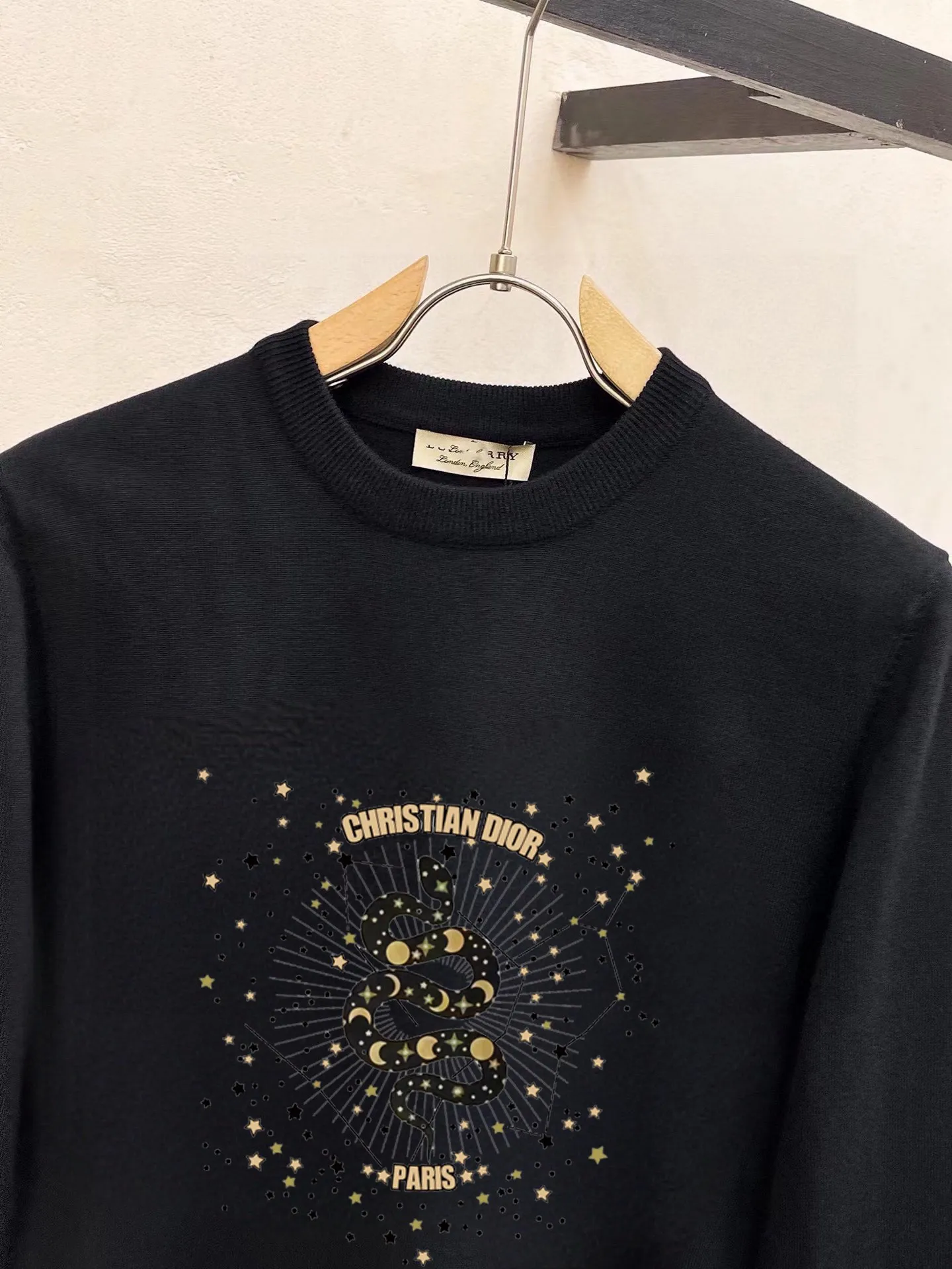 🅿️240 【DIOR】Autumn and winter classic round neck pullover sweater, in full condition! ! ! Wool blended fabric, the latest model in 2025, golden ratio! ! Slim-fitting soft gold, versatile and practical item, the combination and practicality are extremely powerful, simple and elegant, and classy! To create your own style, it is highly recommended to buy it in two colors. The standard slim fit tailoring process is suitable for both young and old men. It is knitted from wool and will not cause any discomfort! While keeping warm, it is stylish, textured and wearable, and the classic logo with contrasting colors on the chest feels in place! ! Recommended for regular customers! ! Size M-3XL (maximum wear: 190 pounds)
