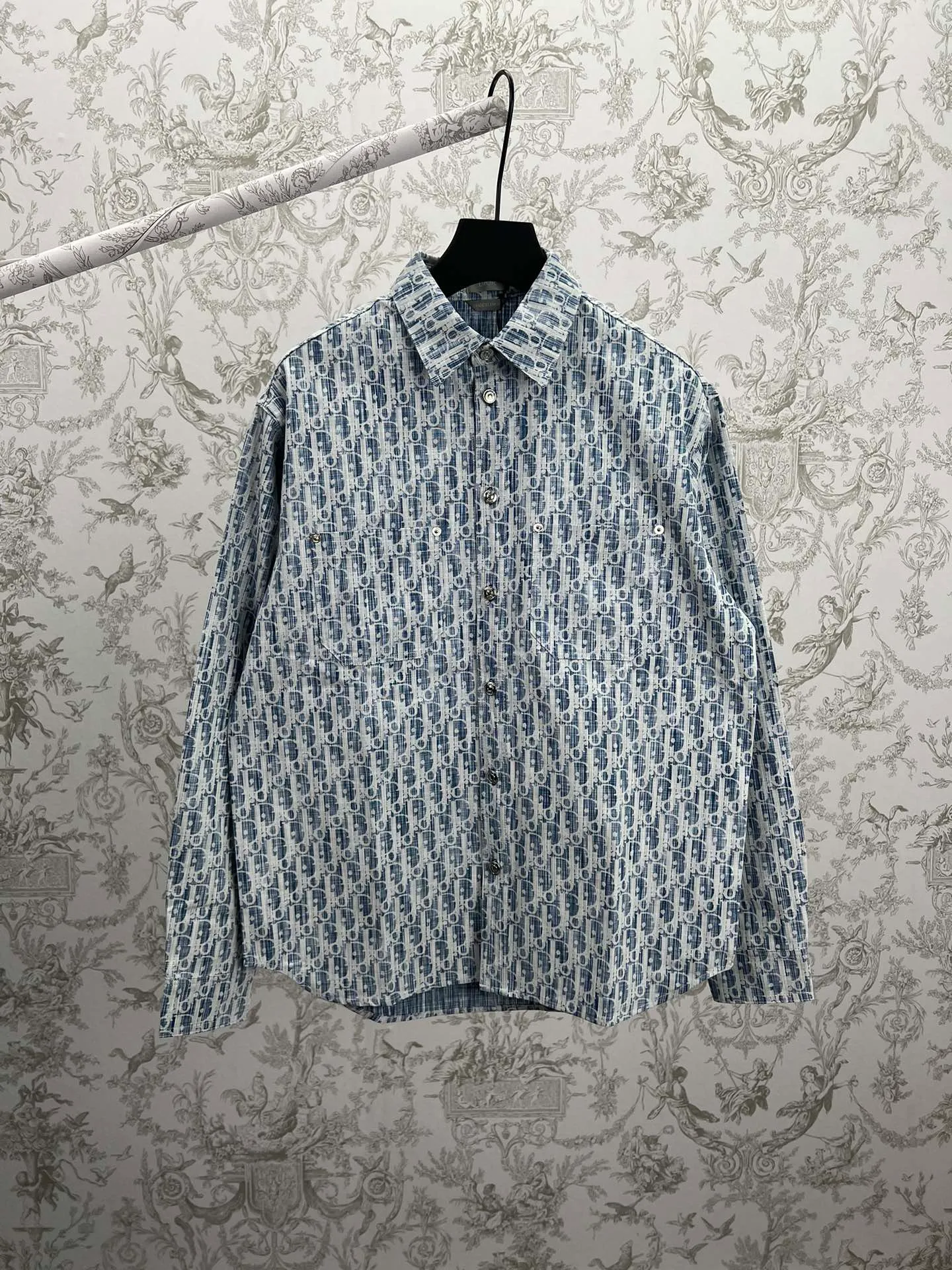 🅿️500 Dior 25ss new coat shirt blue and white cotton denim Oblique Kasuri print This coat shirt draws inspiration from ancient Japanese textile craftsmanship and reinterprets the classic Oblique print. Crafted from blue and white cotton denim with an all-over bleached effect. Wear it with the matching jeans for a seamless look. Number of yards: 39.40.41.42.