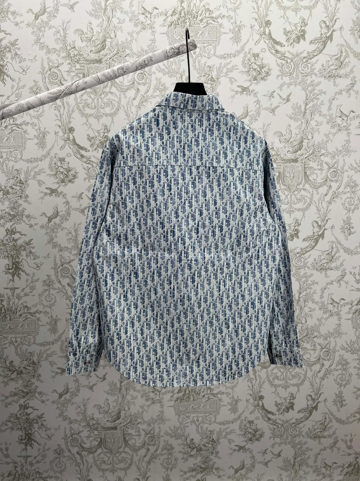 🅿️500 Dior 25ss new coat shirt blue and white cotton denim Oblique Kasuri print This coat shirt draws inspiration from ancient Japanese textile craftsmanship and reinterprets the classic Oblique print. Crafted from blue and white cotton denim with an all-over bleached effect. Wear it with the matching jeans for a seamless look. Number of yards: 39.40.41.42.