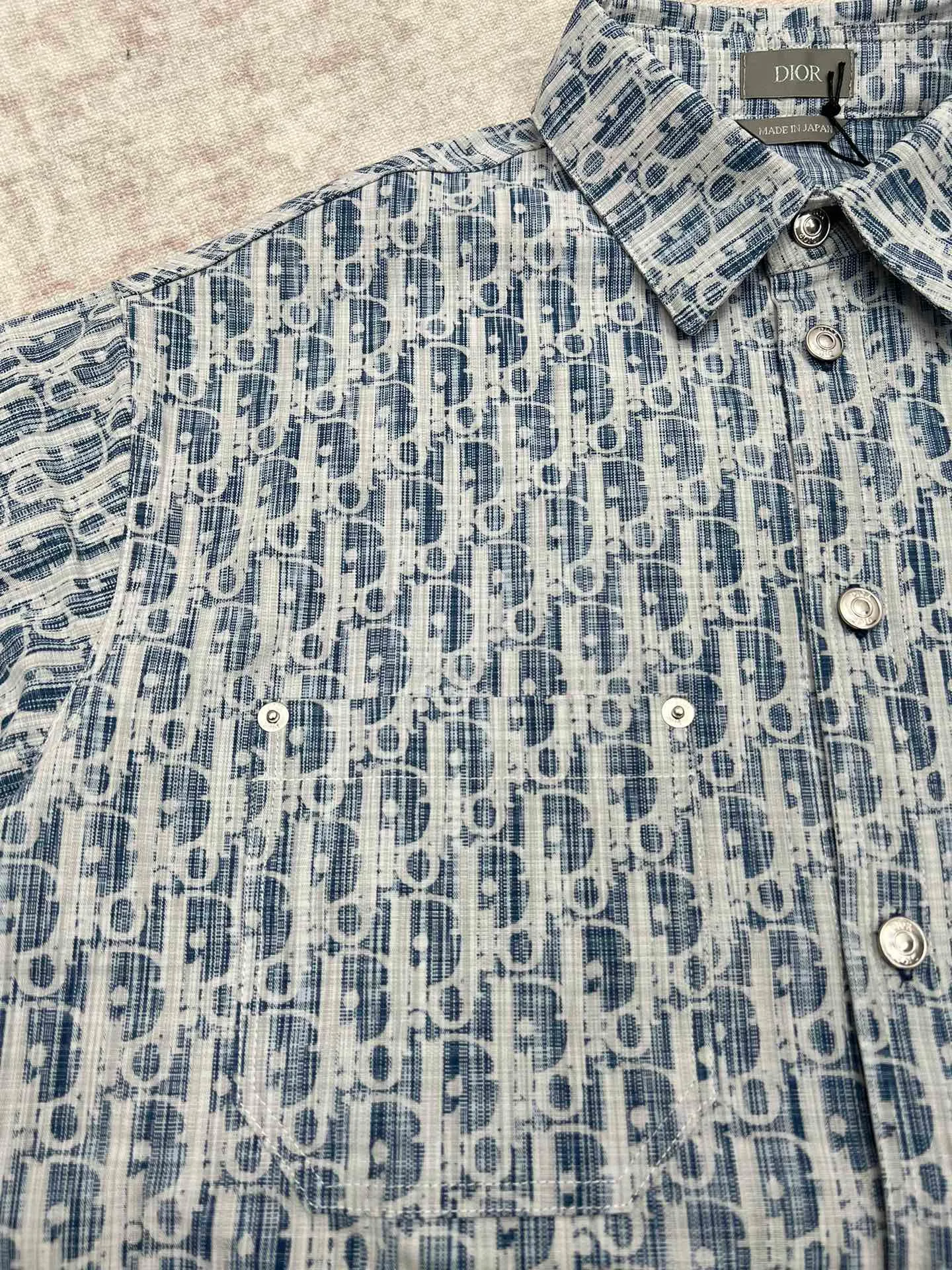 🅿️500 Dior 25ss new coat shirt blue and white cotton denim Oblique Kasuri print This coat shirt draws inspiration from ancient Japanese textile craftsmanship and reinterprets the classic Oblique print. Crafted from blue and white cotton denim with an all-over bleached effect. Wear it with the matching jeans for a seamless look. Number of yards: 39.40.41.42.