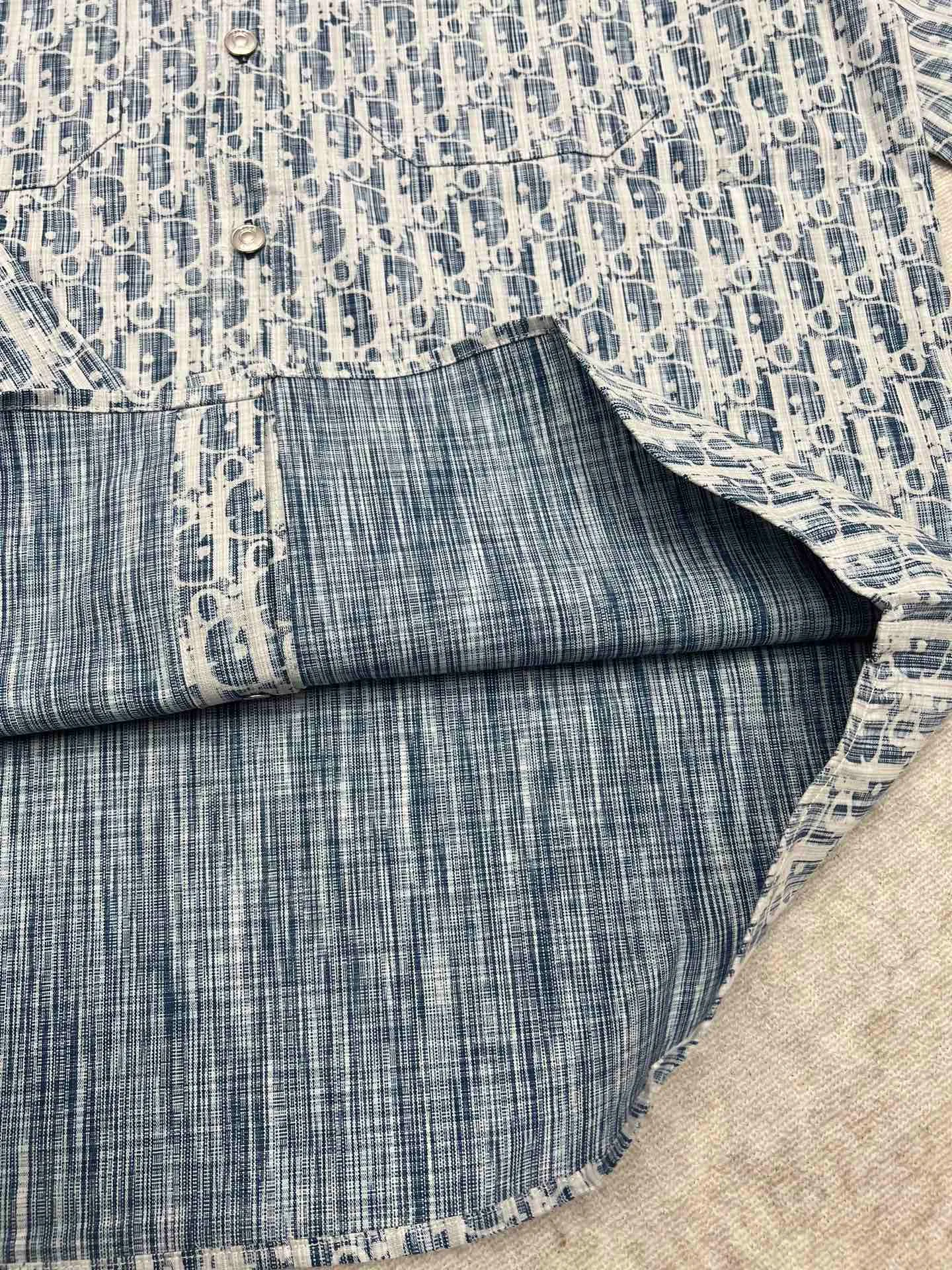 🅿️500 Dior 25ss new coat shirt blue and white cotton denim Oblique Kasuri print This coat shirt draws inspiration from ancient Japanese textile craftsmanship and reinterprets the classic Oblique print. Crafted from blue and white cotton denim with an all-over bleached effect. Wear it with the matching jeans for a seamless look. Number of yards: 39.40.41.42.