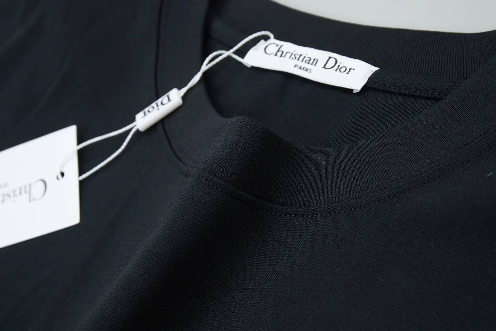 🅿️200 ✨DIO✨🆕25SS spring and summer new style Bee business webbing leather label short sleeves Light luxury essential item for daily commuting for men and women Correct version Welcome to compare Detailed features · 260g 100% pure cotton double yarn jersey fabric · Custom dyed in the same cylinder, special thickened 32 double-strand 1X1 threads · Double needle stitching and cross-stitching technology · Original main mark, washed tag, branded moisture-proof paper packaging Color: White/Black/ Size: S/M/L/XL