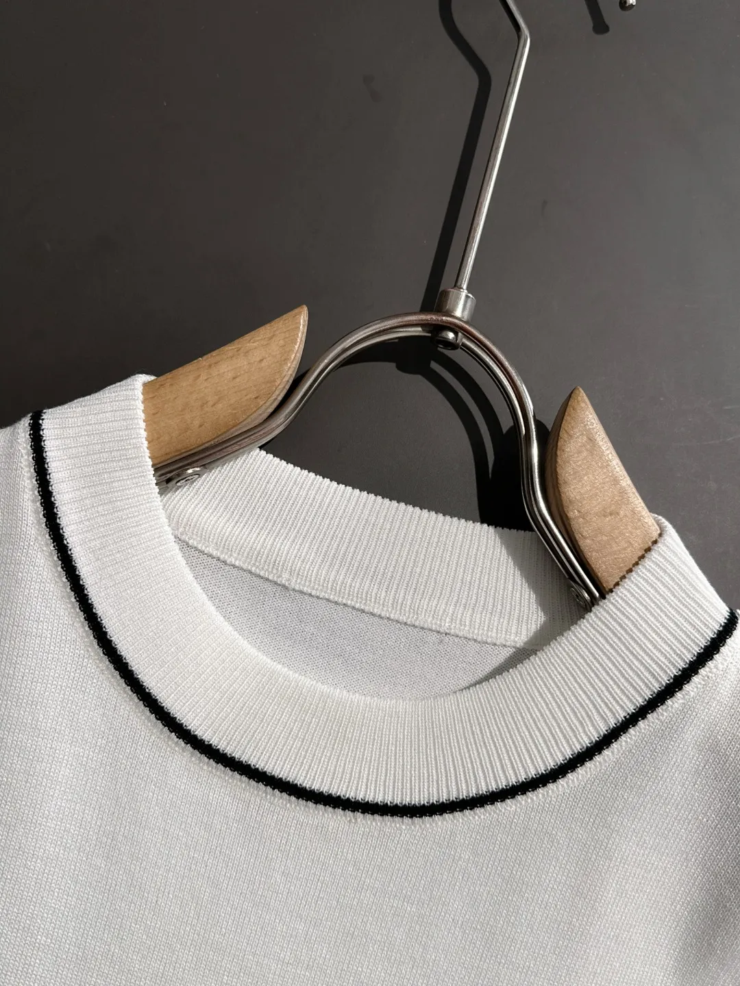 🅿️330 shipped next day. High quality Dior 2025 spring and summer new men's round neck short-sleeved T-shirt. Made of combed cotton yarn knitted cotton fabric. Pure cotton high-weight special yarn. It feels heavy when weighed. The upper body is also more textured than ordinary T-shirts. This texture can cope with the weather easily and is suitable for both hot and cold! The pattern on the chest adopts three-dimensional embroidery technology, and is perfectly produced stitch by stitch with reference to the original version! Loose fit design, looks noble. Size: M to XXXL