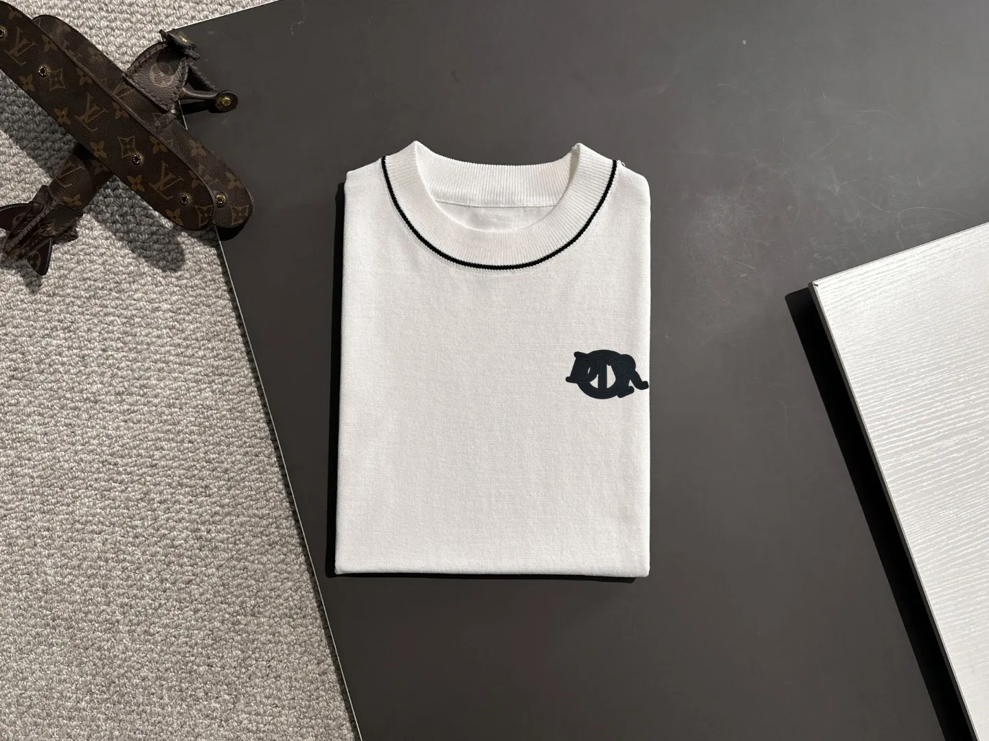 🅿️330 shipped next day. High quality Dior 2025 spring and summer new men's round neck short-sleeved T-shirt. Made of combed cotton yarn knitted cotton fabric. Pure cotton high-weight special yarn. It feels heavy when weighed. The upper body is also more textured than ordinary T-shirts. This texture can cope with the weather easily and is suitable for both hot and cold! The pattern on the chest adopts three-dimensional embroidery technology, and is perfectly produced stitch by stitch with reference to the original version! Loose fit design, looks noble. Size: M to XXXL