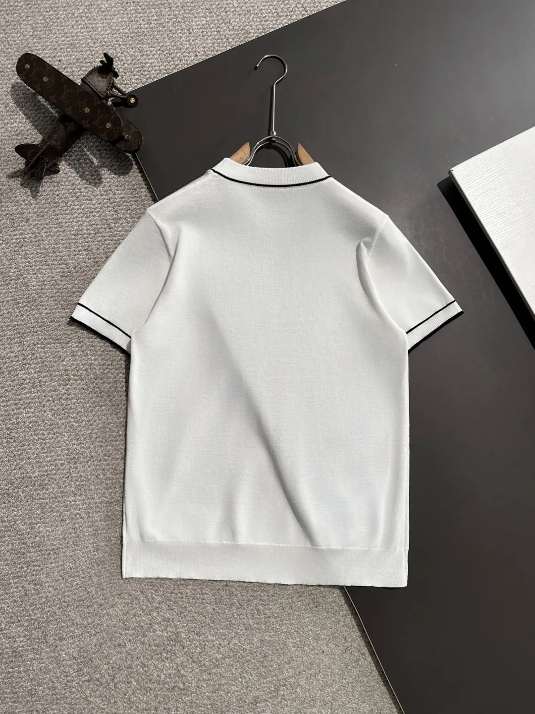 🅿️330 shipped next day. High quality Dior 2025 spring and summer new men's round neck short-sleeved T-shirt. Made of combed cotton yarn knitted cotton fabric. Pure cotton high-weight special yarn. It feels heavy when weighed. The upper body is also more textured than ordinary T-shirts. This texture can cope with the weather easily and is suitable for both hot and cold! The pattern on the chest adopts three-dimensional embroidery technology, and is perfectly produced stitch by stitch with reference to the original version! Loose fit design, looks noble. Size: M to XXXL