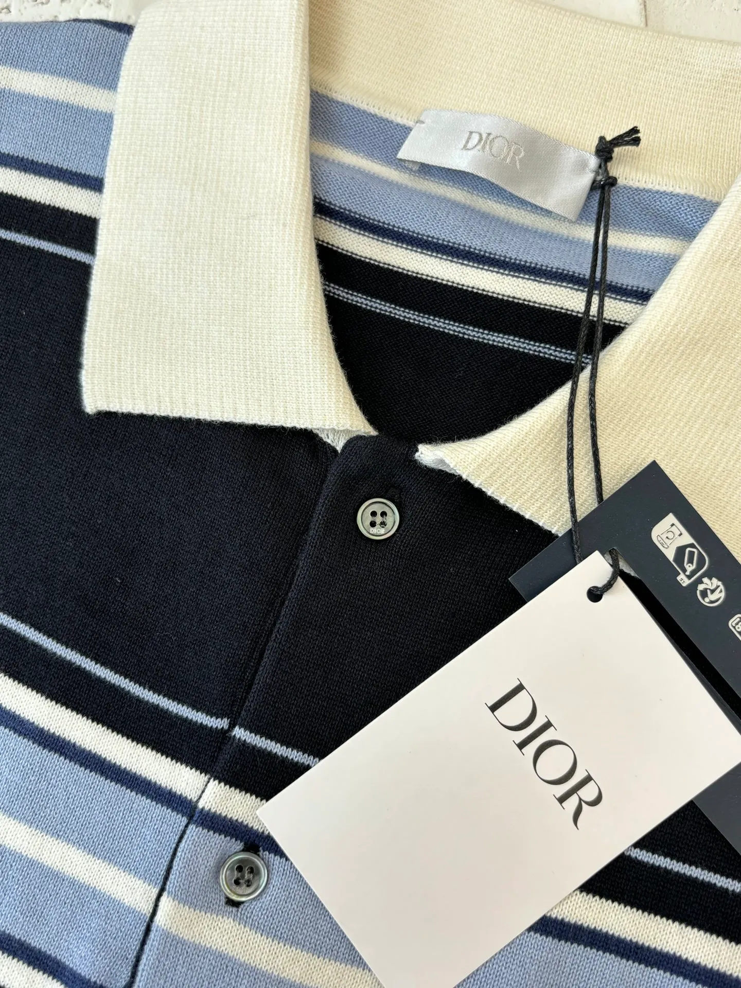 🅿️550 Dio*/Dior embroidered lily-of-the-valley lapel striped knitted short-sleeved YB purchase and printing, made of customized imported wool knitted material, the fabric is soft and comfortable, skin-friendly and breathable. The chest pocket is decorated with exquisite lily-of-the-valley flower embroidery, brand logo and slogan, and cuff stripe design. It can be matched with many types of clothing to create a fashionable look. Customized accessories, complete with three labels, same style for men and women!  Size：S/M/L/XL