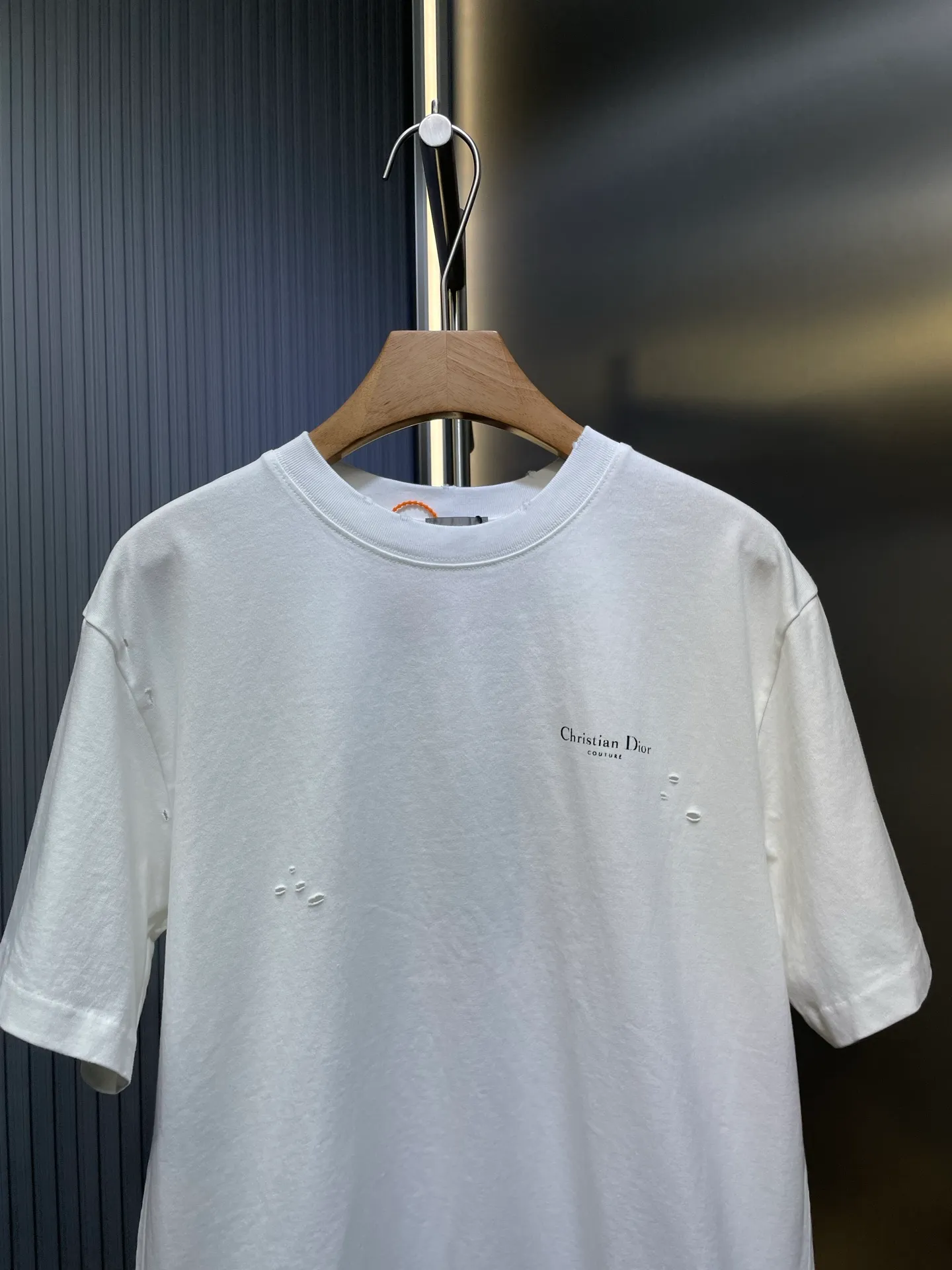 🅿️300 DIOR 🌟【Top Original Order】Lily of the Valley Printed Short Sleeves Process description: Made of 270g washed cotton, 36-count double yarns, the fabric is comfortable and soft, skin-friendly and breathable, with a tight and thick feel, four-thread dense edges, double-thread collar edge, double-needle chain bottom hemming and thread wrapping, the chest is decorated with brand letter logo printing, and the back is decorated with Lily of the Valley letter printing, fine workmanship, the overall line is straight and delicate, the fabric is comfortable and soft, and the color is consistent without color difference. It can be matched with the same style to create a fashionable look, and can be used in various occasions. Customized accessories, complete with three standards, same style for men and women! ⚠️Color: White ⚠️Size: XSSML