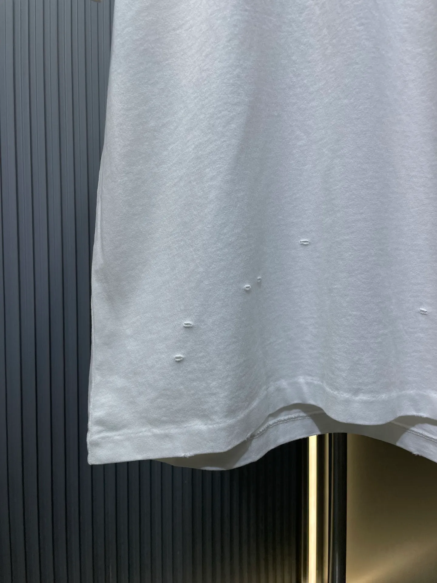 🅿️300 DIOR 🌟【Top Original Order】Lily of the Valley Printed Short Sleeves Process description: Made of 270g washed cotton, 36-count double yarns, the fabric is comfortable and soft, skin-friendly and breathable, with a tight and thick feel, four-thread dense edges, double-thread collar edge, double-needle chain bottom hemming and thread wrapping, the chest is decorated with brand letter logo printing, and the back is decorated with Lily of the Valley letter printing, fine workmanship, the overall line is straight and delicate, the fabric is comfortable and soft, and the color is consistent without color difference. It can be matched with the same style to create a fashionable look, and can be used in various occasions. Customized accessories, complete with three standards, same style for men and women! ⚠️Color: White ⚠️Size: XSSML
