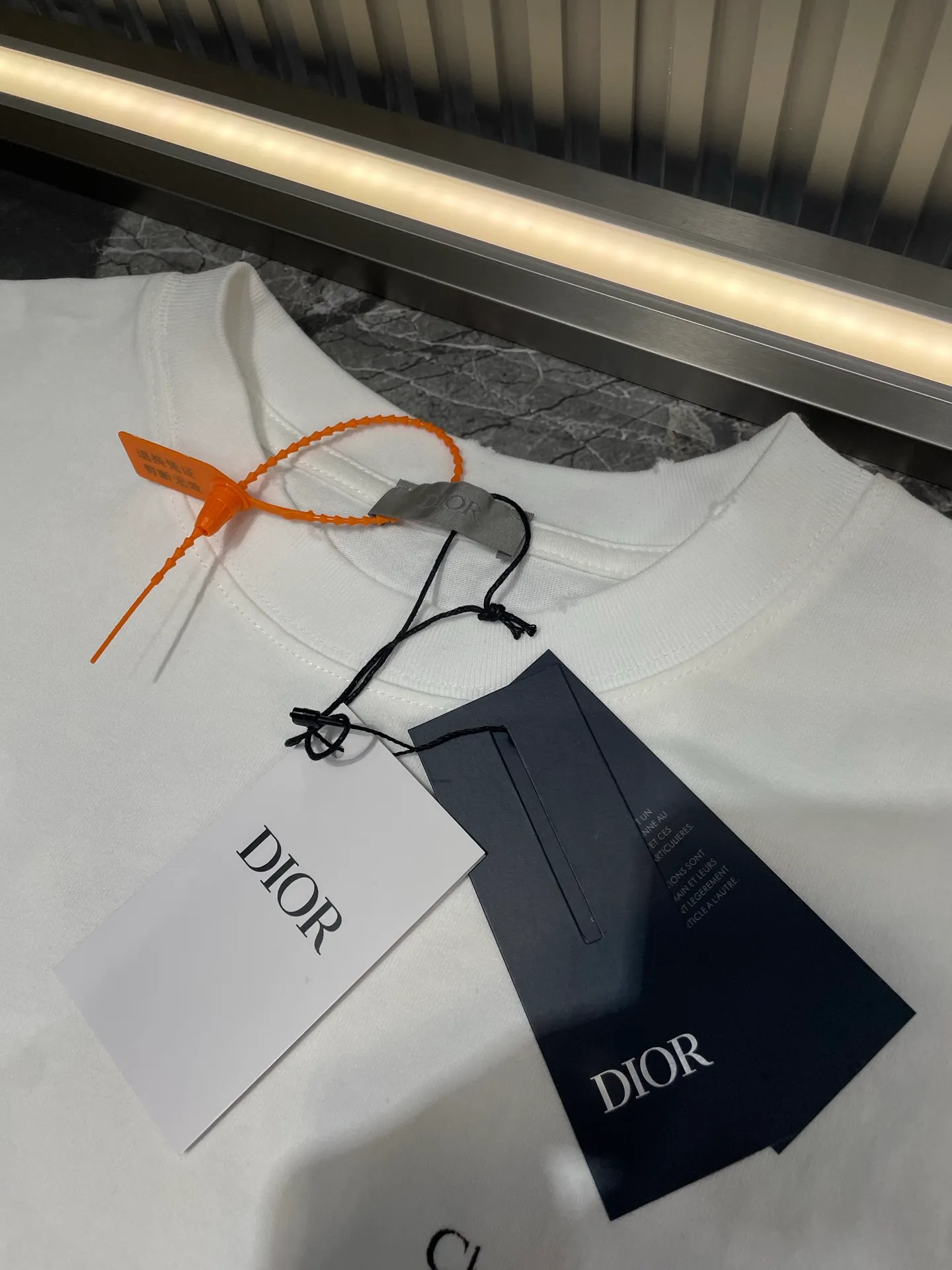 🅿️300 DIOR 🌟【Top Original Order】Lily of the Valley Printed Short Sleeves Process description: Made of 270g washed cotton, 36-count double yarns, the fabric is comfortable and soft, skin-friendly and breathable, with a tight and thick feel, four-thread dense edges, double-thread collar edge, double-needle chain bottom hemming and thread wrapping, the chest is decorated with brand letter logo printing, and the back is decorated with Lily of the Valley letter printing, fine workmanship, the overall line is straight and delicate, the fabric is comfortable and soft, and the color is consistent without color difference. It can be matched with the same style to create a fashionable look, and can be used in various occasions. Customized accessories, complete with three standards, same style for men and women! ⚠️Color: White ⚠️Size: XSSML