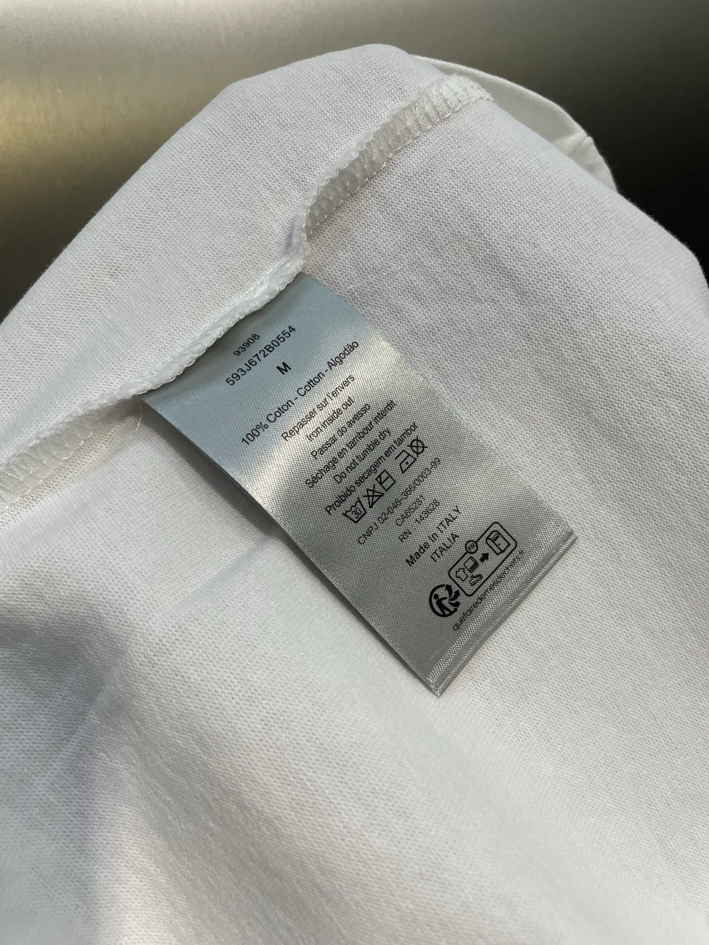 🅿️300 DIOR 🌟【Top Original Order】Lily of the Valley Printed Short Sleeves Process description: Made of 270g washed cotton, 36-count double yarns, the fabric is comfortable and soft, skin-friendly and breathable, with a tight and thick feel, four-thread dense edges, double-thread collar edge, double-needle chain bottom hemming and thread wrapping, the chest is decorated with brand letter logo printing, and the back is decorated with Lily of the Valley letter printing, fine workmanship, the overall line is straight and delicate, the fabric is comfortable and soft, and the color is consistent without color difference. It can be matched with the same style to create a fashionable look, and can be used in various occasions. Customized accessories, complete with three standards, same style for men and women! ⚠️Color: White ⚠️Size: XSSML