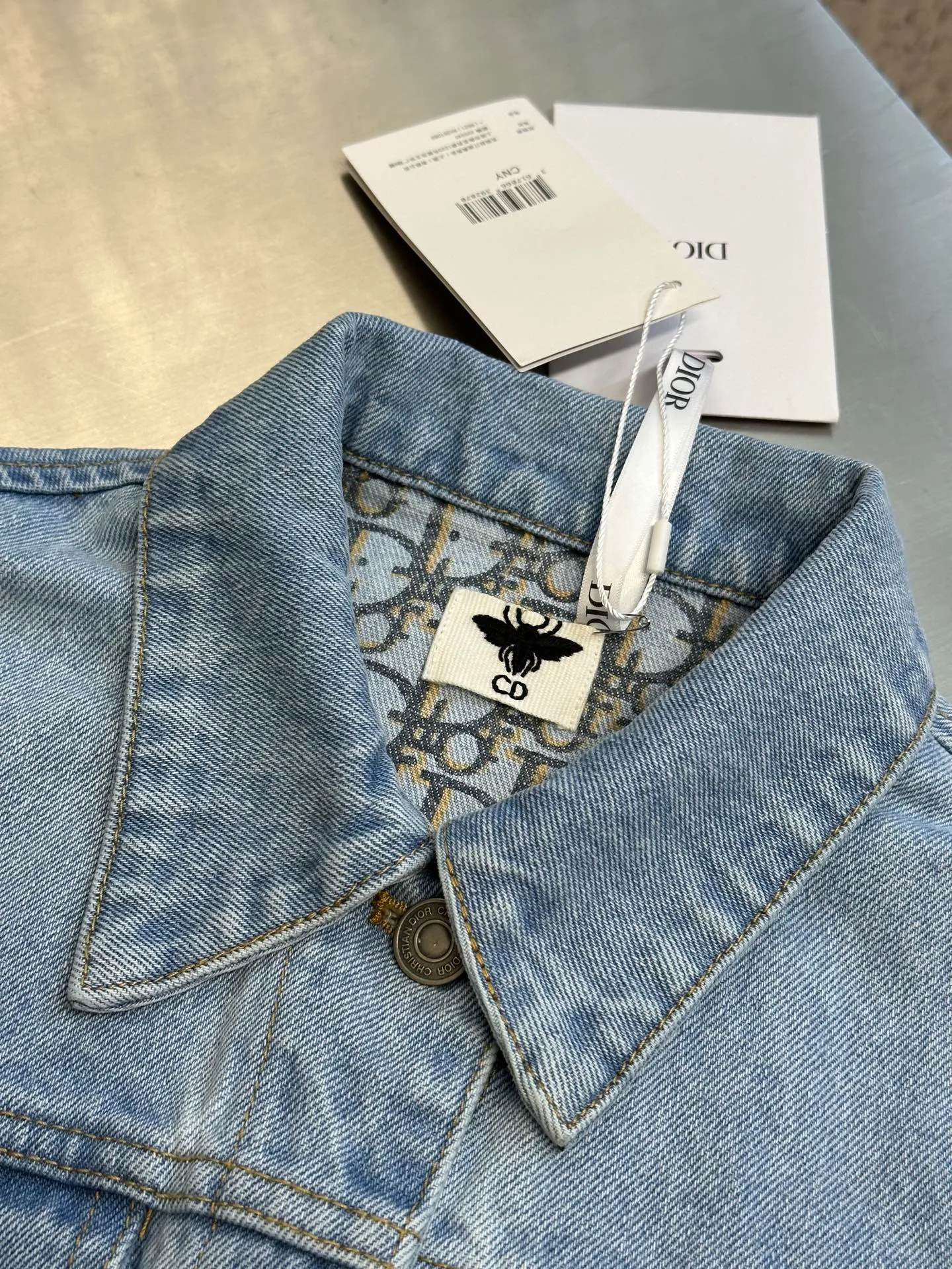 🅿️680 Diorviera short shirt dress, light blue stonewashed cotton denim, Oblique print, internal belt. Part of the exclusive Dioriviera collection, this short shirt dress is a classic piece reinterpreted by Maria Grazia Chiuri. Crafted from light blue stonewashed cotton denim in a short, regular fit with two buttoned flap pockets at the chest. Featuring a tonal belt and front button closure, the interior is finished with a tonal Oblique print. Designed with cap sleeves, it can be paired with other Dioriviera pieces to create a stylish and elegant matching look.  size：s m l