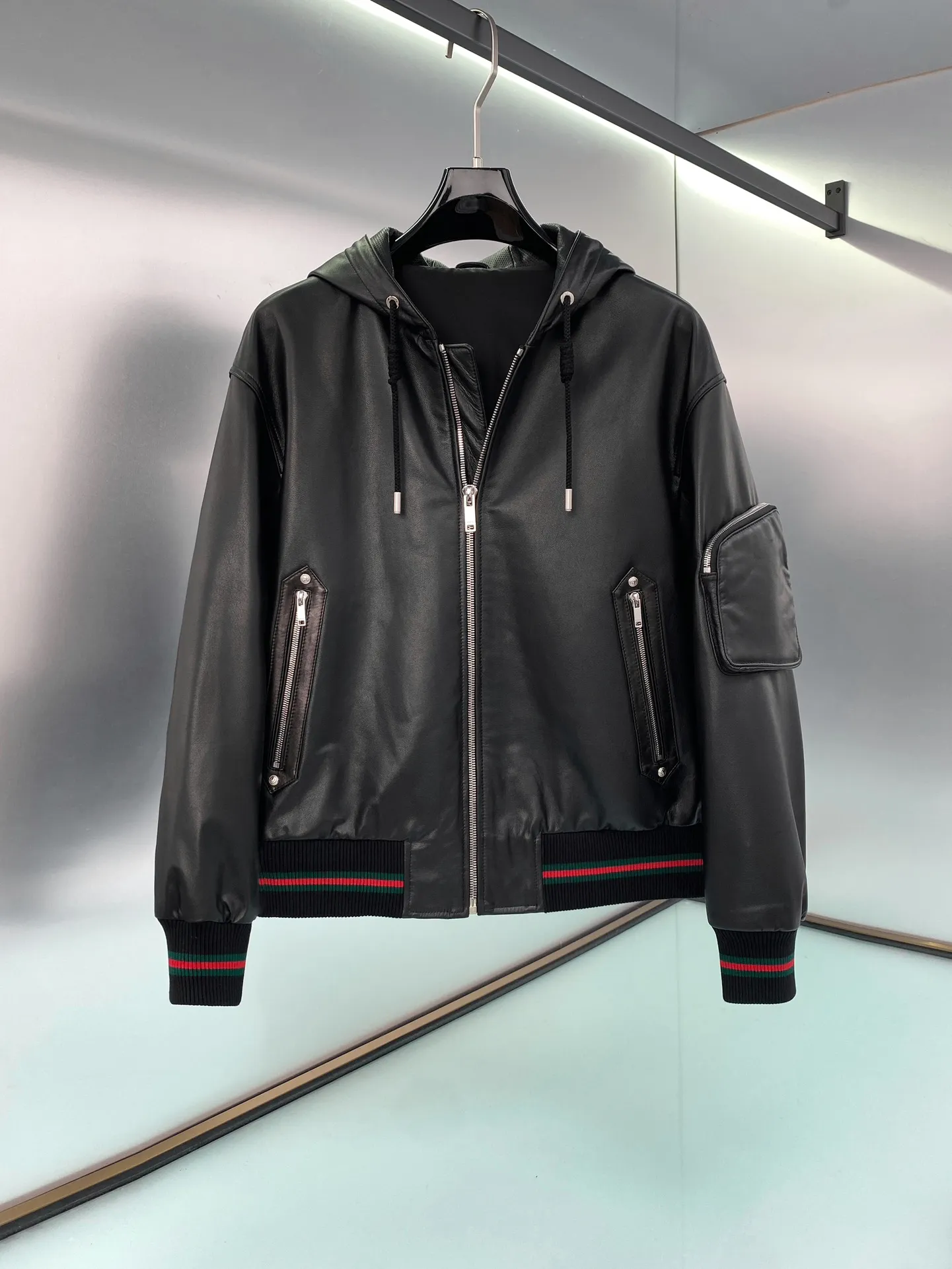 🅿️3000 ready for sale! Top version! Dior highly recommends, 24 autumn and winter new products, Dio* has always been synonymous with magnificence and elegance, and has always been at the top of the fashion palace. This star leather jacket is made of selected imported high-quality sheepskin. The leather feels delicate, soft, thick, and has fine texture. High-end light luxury leather, leather jackets, natural and expensive, with an innate sense of luxury ~ It has been a symbol of aristocratic status since ancient times. Size: 48-56 Style number: 2018024