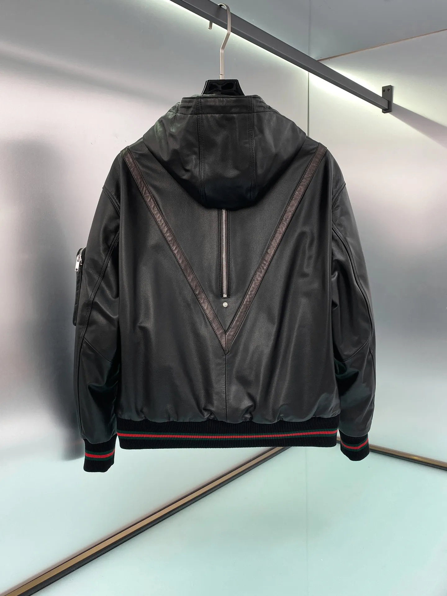 🅿️3000 ready for sale! Top version! Dior highly recommends, 24 autumn and winter new products, Dio* has always been synonymous with magnificence and elegance, and has always been at the top of the fashion palace. This star leather jacket is made of selected imported high-quality sheepskin. The leather feels delicate, soft, thick, and has fine texture. High-end light luxury leather, leather jackets, natural and expensive, with an innate sense of luxury ~ It has been a symbol of aristocratic status since ancient times. Size: 48-56 Style number: 2018024