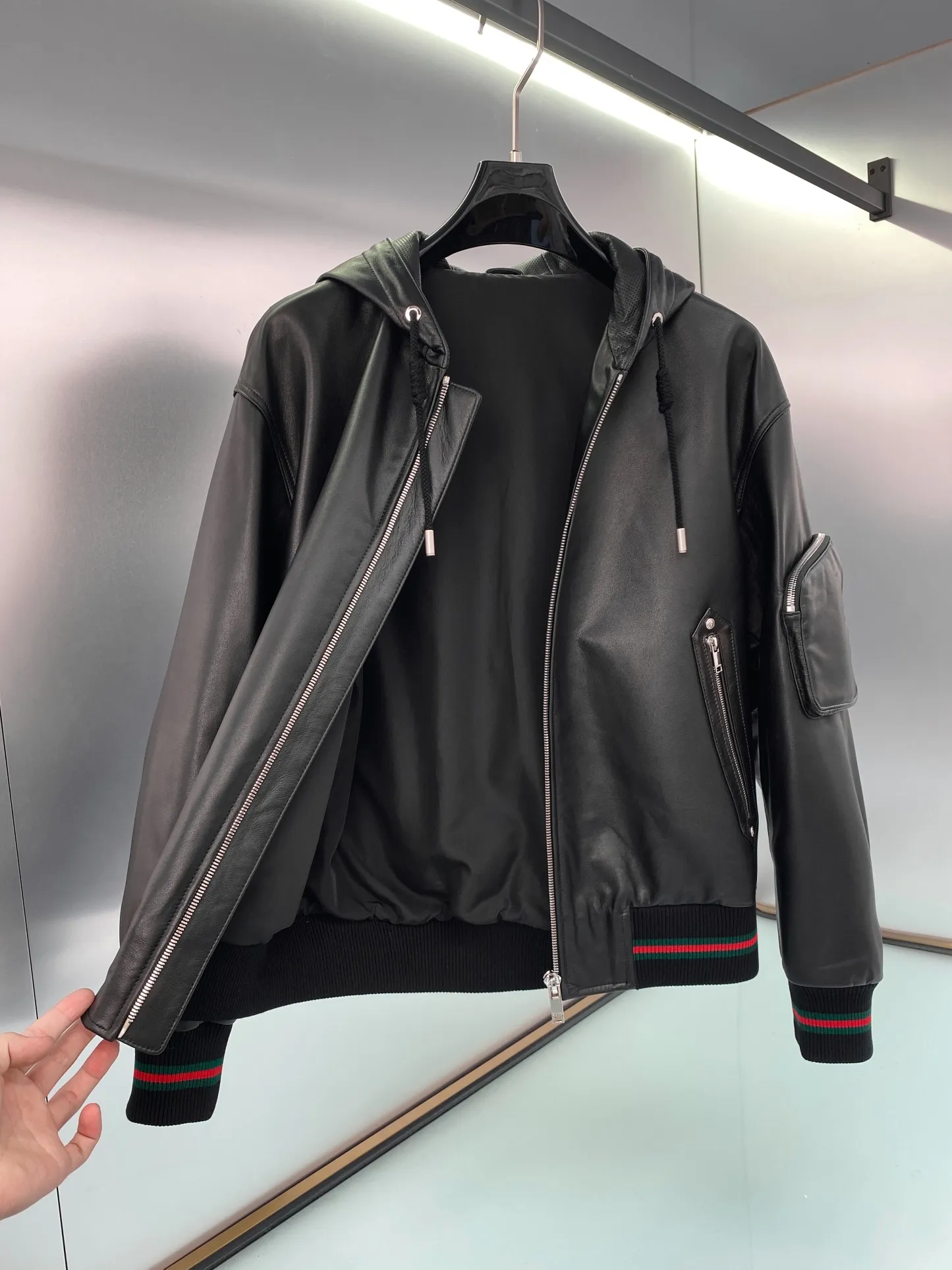 🅿️3000 ready for sale! Top version! Dior highly recommends, 24 autumn and winter new products, Dio* has always been synonymous with magnificence and elegance, and has always been at the top of the fashion palace. This star leather jacket is made of selected imported high-quality sheepskin. The leather feels delicate, soft, thick, and has fine texture. High-end light luxury leather, leather jackets, natural and expensive, with an innate sense of luxury ~ It has been a symbol of aristocratic status since ancient times. Size: 48-56 Style number: 2018024