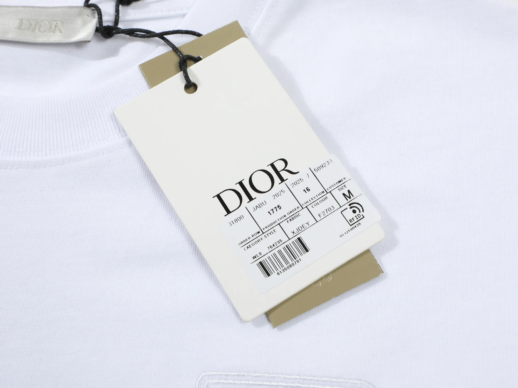 🅿️160 DIOR Dior new embroidered LOGO letters‼ ️Short-sleeved T-shirt® *Customized 280g cotton fabric, the fabric is soft, skin-friendly and comfortable *Laminated letter logo on the front *A very simple and elegant one that is unparalleled in terms of upper body comfort, interpreting your luxury and taste, and creating your fashionable charm. ⚠️Washing method: It is recommended to dry clean or wrap the reverse side in a laundry bag and machine wash it quickly in cold water and let it dry naturally! ⚠️ Unisex style 𝐂𝐎𝐋𝐎𝐔𝐑: White Black 𝐒𝐈𝐙𝐄: S-XL