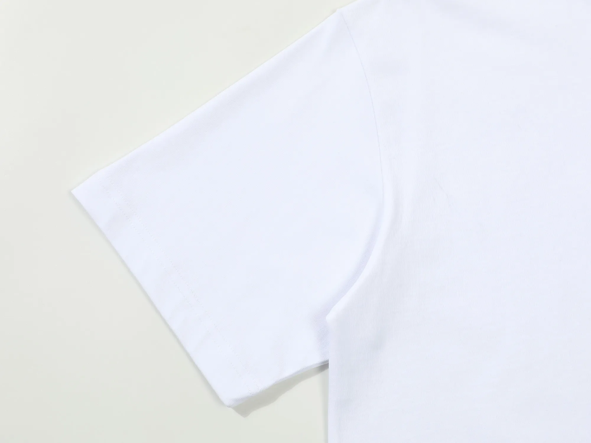 🅿️160 DIOR Dior new embroidered LOGO letters‼ ️Short-sleeved T-shirt® *Customized 280g cotton fabric, the fabric is soft, skin-friendly and comfortable *Laminated letter logo on the front *A very simple and elegant one that is unparalleled in terms of upper body comfort, interpreting your luxury and taste, and creating your fashionable charm. ⚠️Washing method: It is recommended to dry clean or wrap the reverse side in a laundry bag and machine wash it quickly in cold water and let it dry naturally! ⚠️ Unisex style 𝐂𝐎𝐋𝐎𝐔𝐑: White Black 𝐒𝐈𝐙𝐄: S-XL