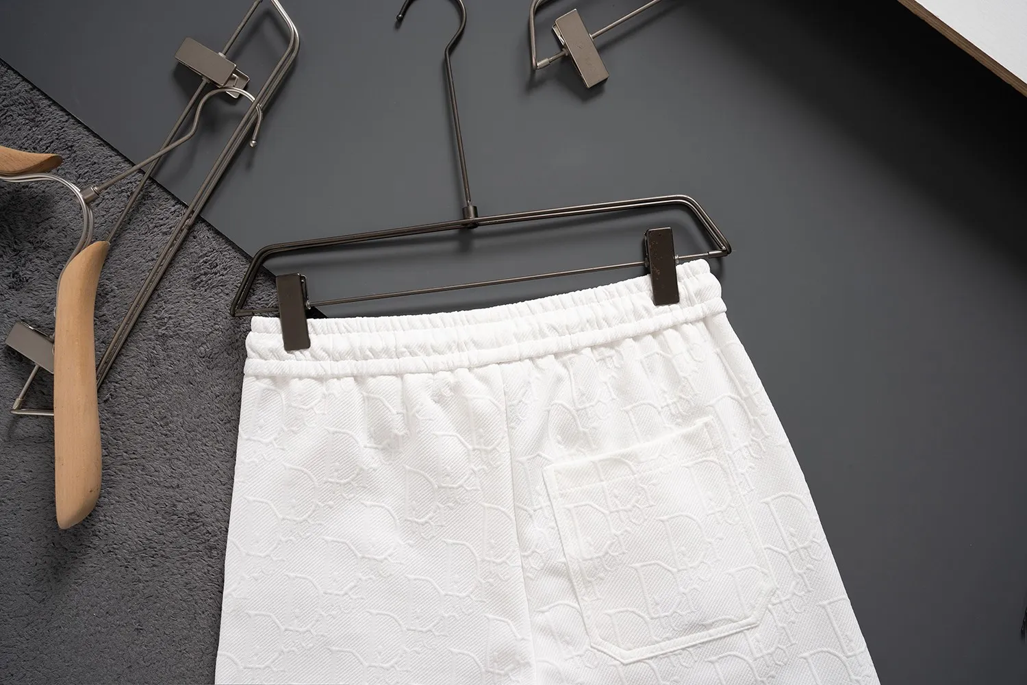 🅿️140 #Z0011 [Restock all year round] Dior Dior knitted embroidered shorts are ultra-high-end quality embroidered, made with double-pressing technology, original replica, three-dimensional foam printing, the latest Alphabet LOGO pattern design, the knitted fabric is stiff and solid, fashionable and urban, the first choice for home and travel! Color: Black White Size: M L XL XXL XXXl