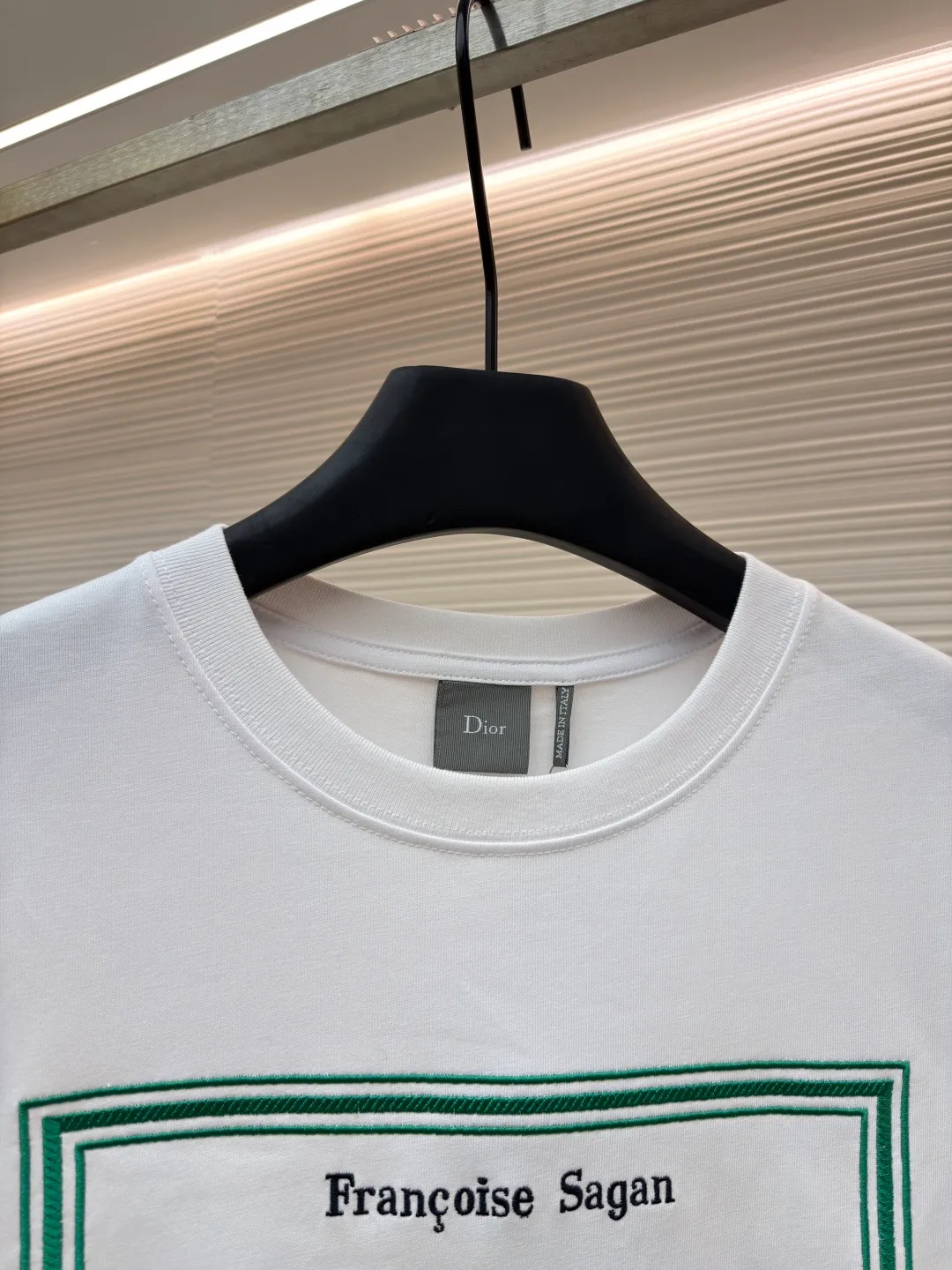 Dior green frame cover embroidered short sleeves ●Original version: purchased and developed by 13939 ●Item number: 1682525- ●Fabric: jersey fabric ●Technology: embroidery production ●Color: white ●Version: fitted version ●Weight: about 295 grams ●Size: XS-S-M-L ●Description: The main fabric is made of 15S fine cotton plain weave fabric, with a weight of 230g/㎡; the neckline is made of 32-count double yarn rib, with a high weight of 350g/㎡. The fabric is of medium thickness, providing good stiffness and bone texture to ensure a stable embroidery base. The 12-count yarn gives the fabric a moderate texture and casual texture. The high density and elasticity of ribbing provide vital neckline shaping and anti-deformation support for loose clothes, ensuring the integrity of the silhouette for long-term wear. The front pattern uses needle embroidery combined with three-dimensional embroidery technology to present the first edition cover of "Hello, Sorrow". The combination of the two highly restores the flat graphic details of the book cover, and emphasizes the core elements through a three-dimensional effect, transforming the two-dimensional cover into a three-dimensional depth and rich touch. The overall wiring is straight and delicate, the fabric is comfortable and soft, and the color is consistent without color difference. It can be matched with the same style to create a fashionable look and control various occasions. Customized accessories, complete with three standards, same style for men and women!