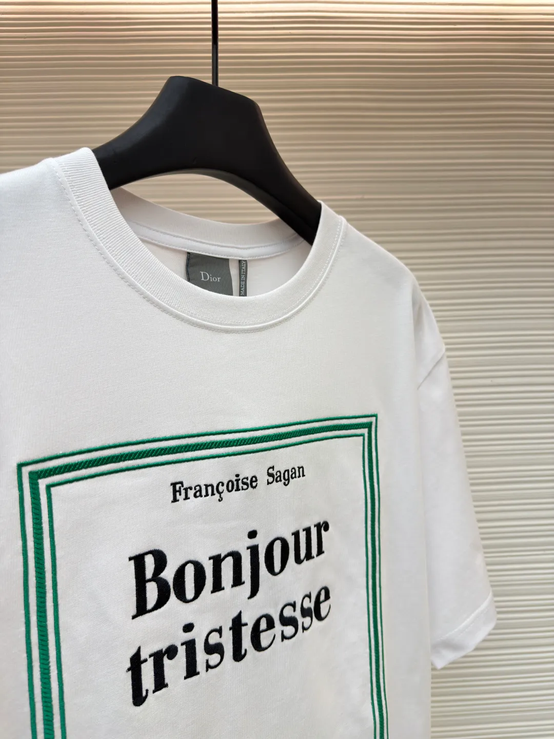 Dior green frame cover embroidered short sleeves ●Original version: purchased and developed by 13939 ●Item number: 1682525- ●Fabric: jersey fabric ●Technology: embroidery production ●Color: white ●Version: fitted version ●Weight: about 295 grams ●Size: XS-S-M-L ●Description: The main fabric is made of 15S fine cotton plain weave fabric, with a weight of 230g/㎡; the neckline is made of 32-count double yarn rib, with a high weight of 350g/㎡. The fabric is of medium thickness, providing good stiffness and bone texture to ensure a stable embroidery base. The 12-count yarn gives the fabric a moderate texture and casual texture. The high density and elasticity of ribbing provide vital neckline shaping and anti-deformation support for loose clothes, ensuring the integrity of the silhouette for long-term wear. The front pattern uses needle embroidery combined with three-dimensional embroidery technology to present the first edition cover of "Hello, Sorrow". The combination of the two highly restores the flat graphic details of the book cover, and emphasizes the core elements through a three-dimensional effect, transforming the two-dimensional cover into a three-dimensional depth and rich touch. The overall wiring is straight and delicate, the fabric is comfortable and soft, and the color is consistent without color difference. It can be matched with the same style to create a fashionable look and control various occasions. Customized accessories, complete with three standards, same style for men and women!