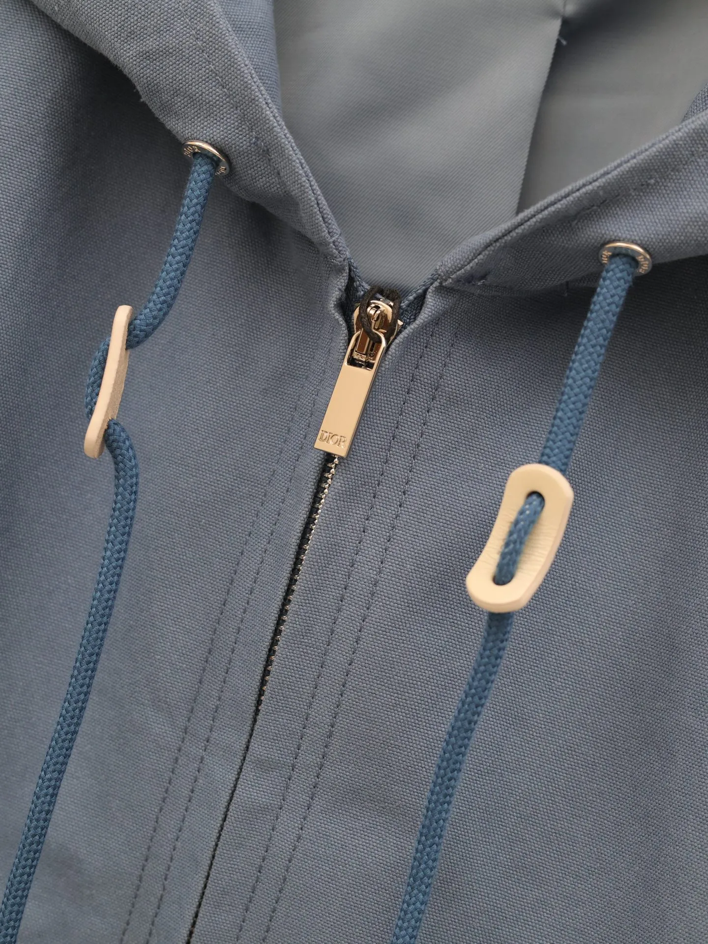 🅿️660 Dio*/Dior 25SS new spring and summer cotton hooded long-sleeved jacket. Made of customized bright blue washed cotton fabric, the front hem is decorated with tonal brand embroidery, and the back echoes the large letter embroidery. Zipper fly closure, ribbed knitted sleeve hem. Casual style. Not picky. Classic fit. Size: 46/48/50/52