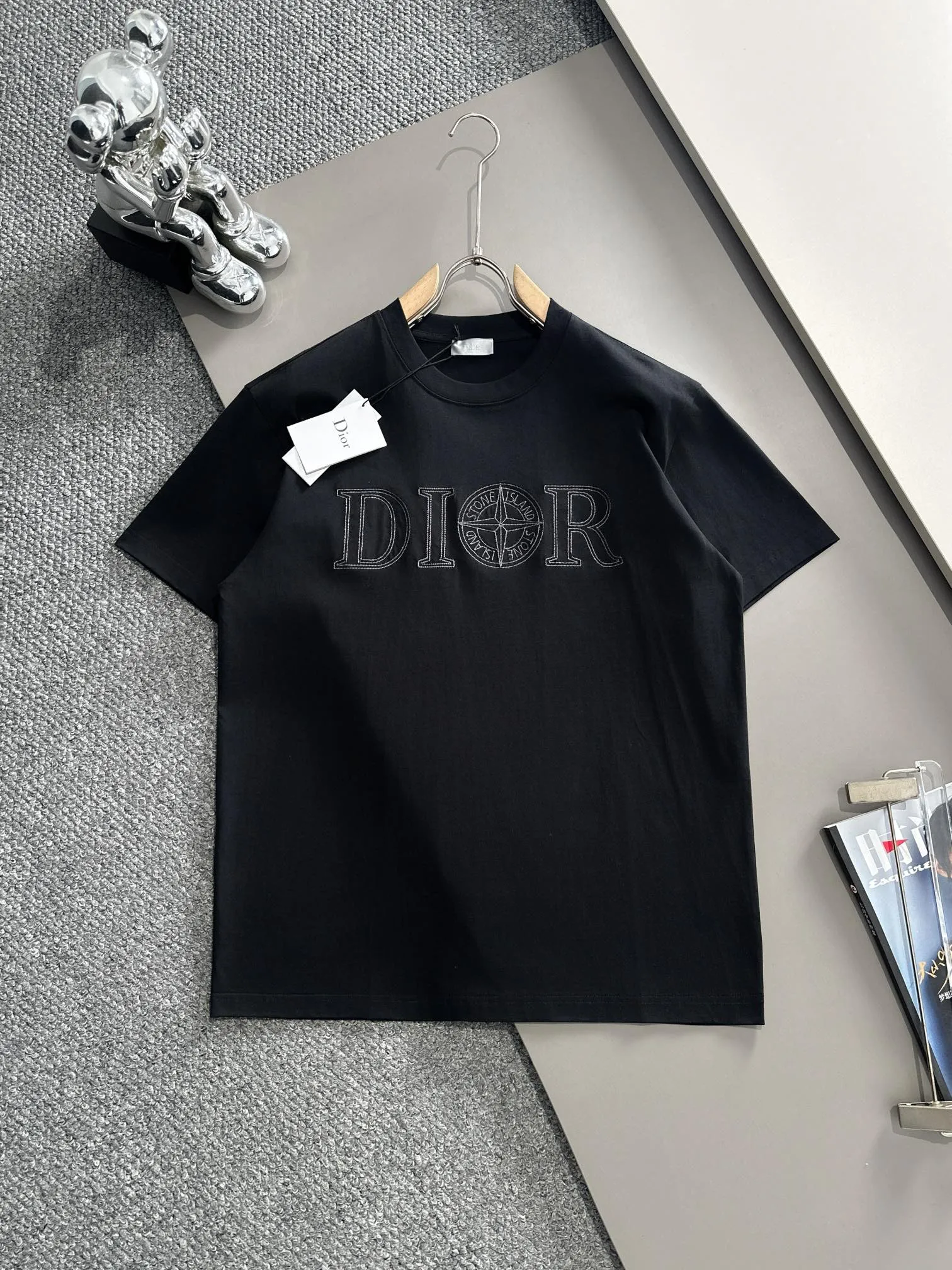 🅿️170 (arrives the next day) DIOR Dior co-branded Stone Island 2025 new heavy industry embroidered letter logo, same style for men and women, short-sleeved T-shirt ·Customized 260g 100% double yarn pure cotton fabric ·Imported Tajima machine embroidery technology ·Custom dyed 32 double-strand threads ·Collar label and hangtag main mark and three labels complete Color: black Size: XS S M L