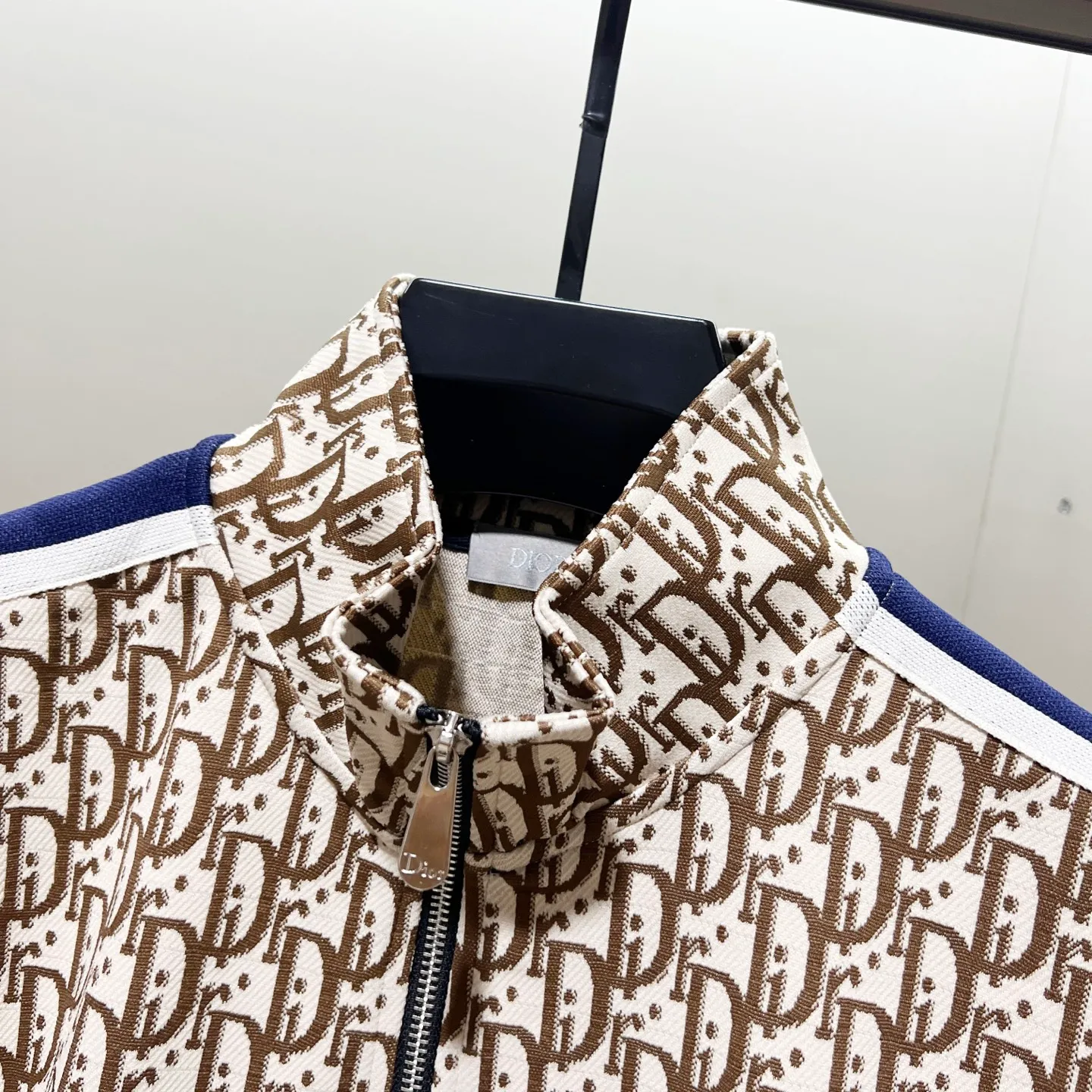 🅿️300 DIOR/Dior custom fabric suit zipper jacket, presbyopic letter LOGO printed all over hand sleeves and webbing splicing process, official synchronization, high version, high quality, fashionable personality, versatile trend, pure original quality, original fabric, tag, collar label, washed wheat, complete three labels, color: khaki. Size: XS-L